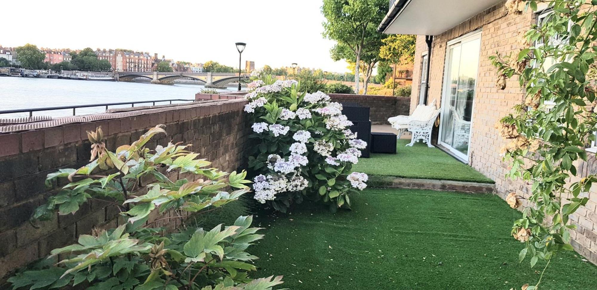 Thames-line Apartment London