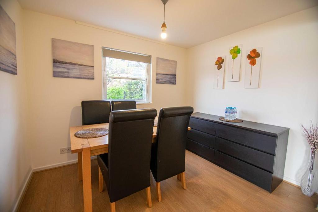 Thames-line Apartment London