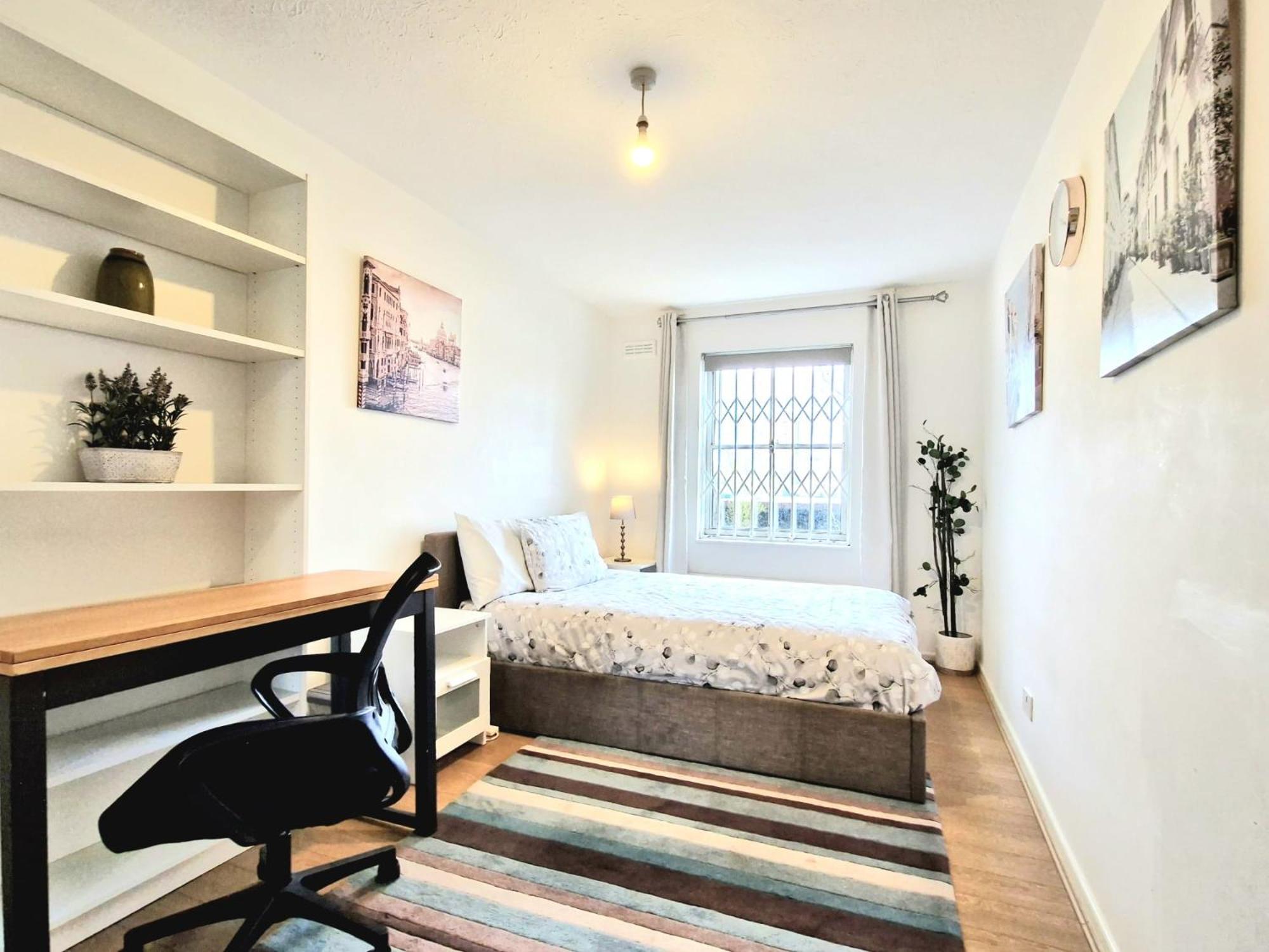 Thames-line Apartment *