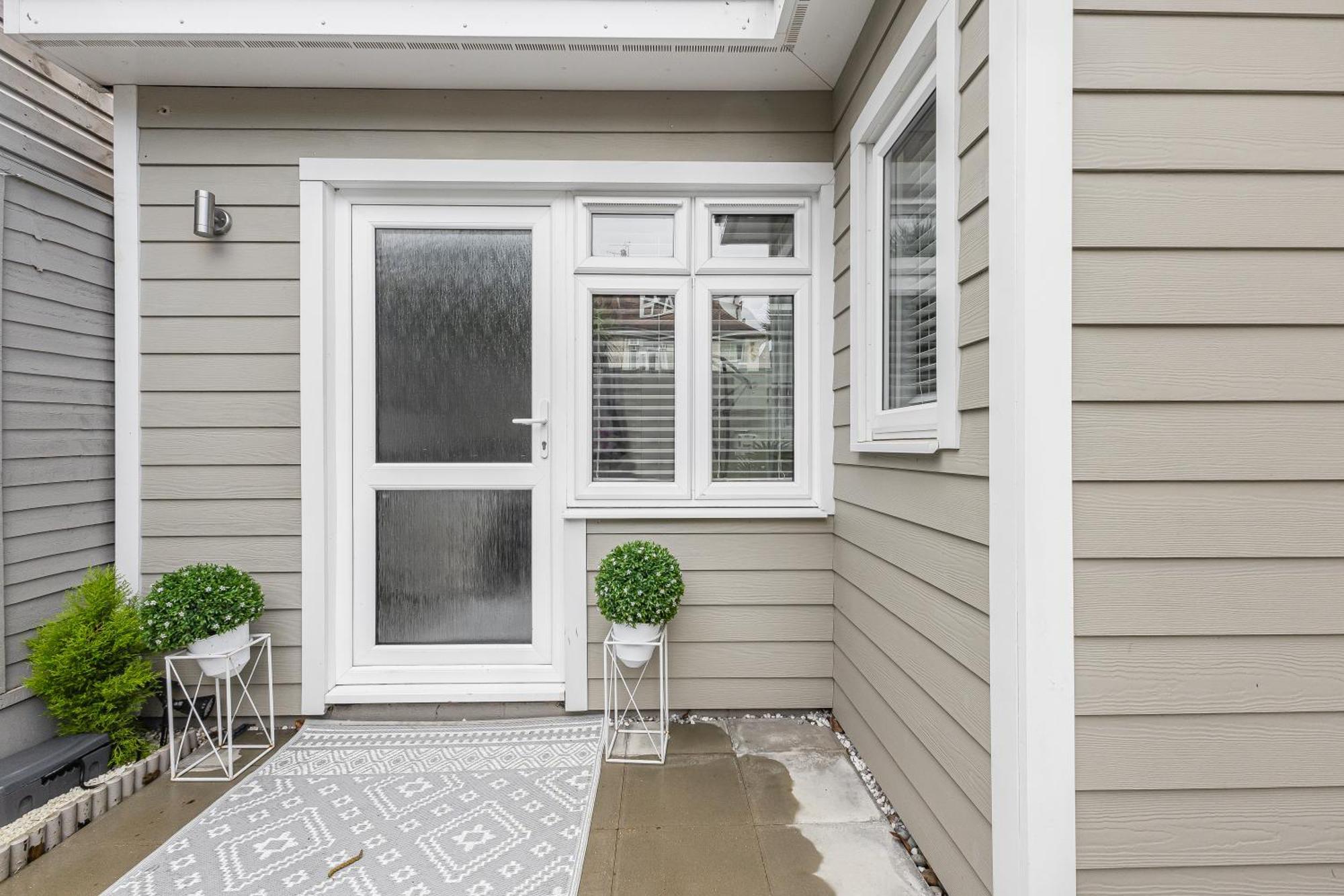 New! Modern 1-br House With Patio & Hottub , Chiswick Apartment *