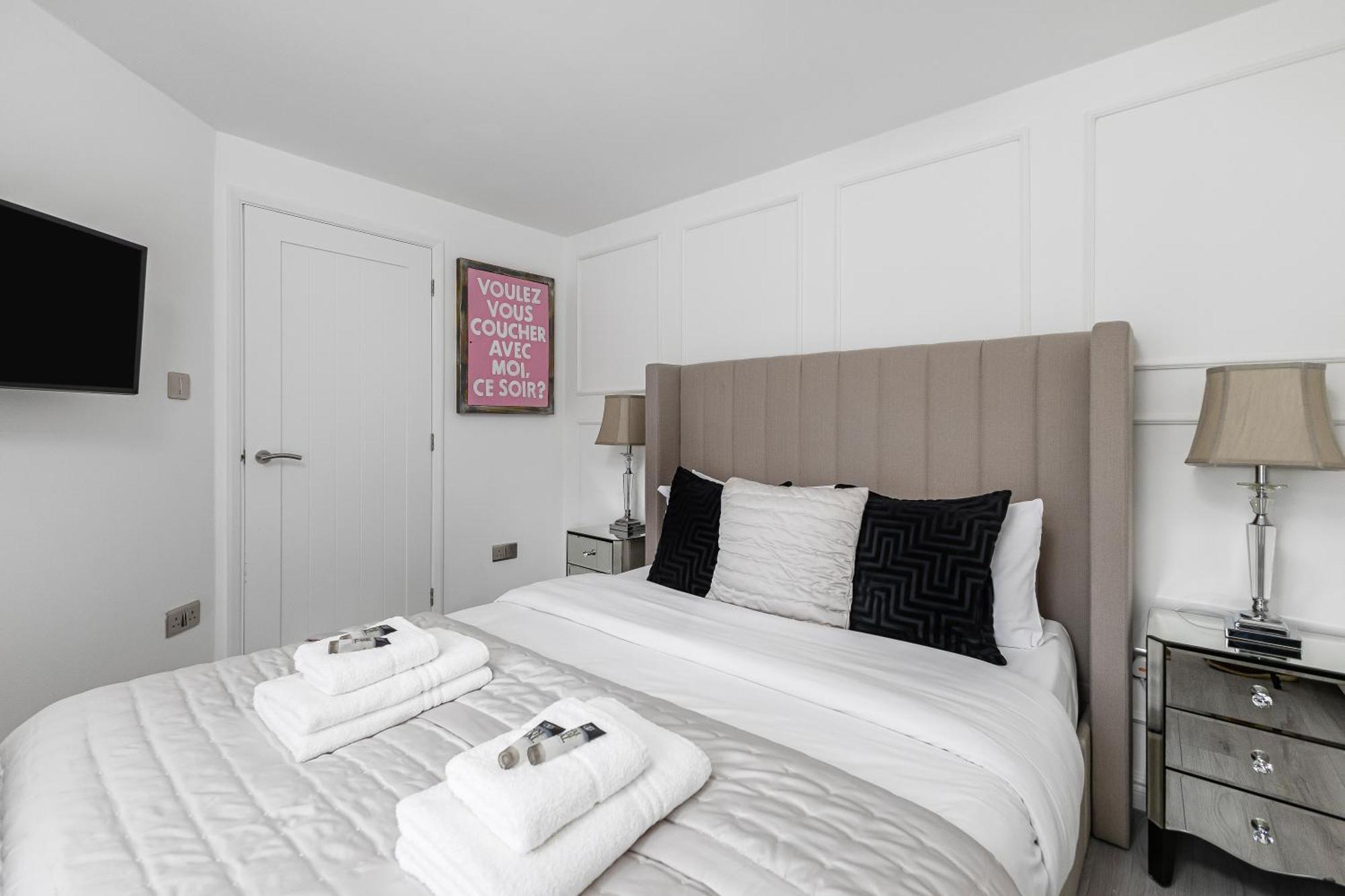 New! Modern 1-br House With Patio & Hottub , Chiswick Apartment *