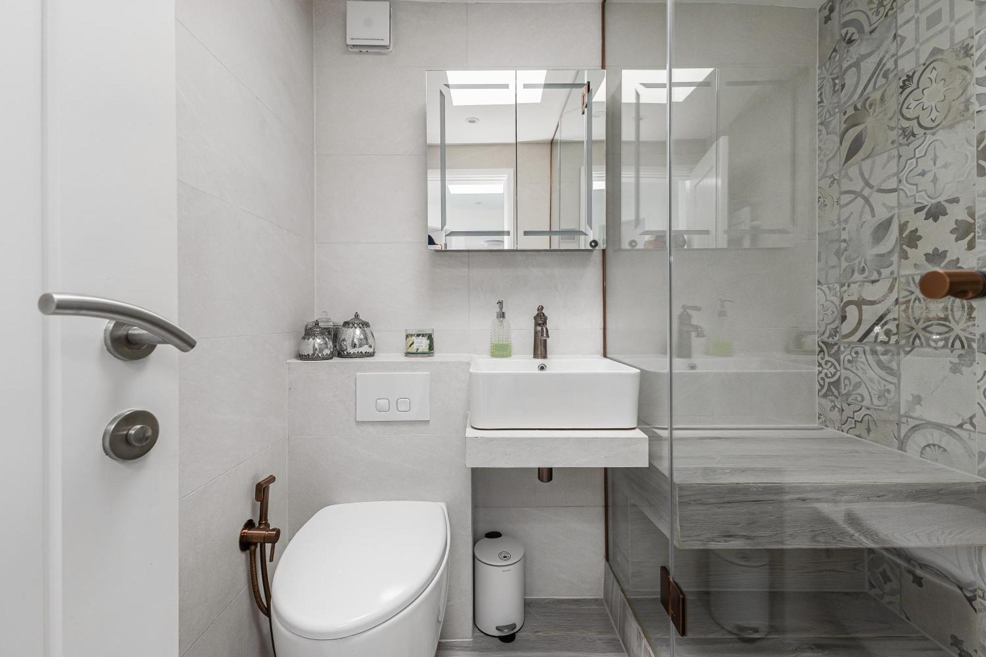 New! Modern 1-br House With Patio & Hottub , Chiswick Apartment