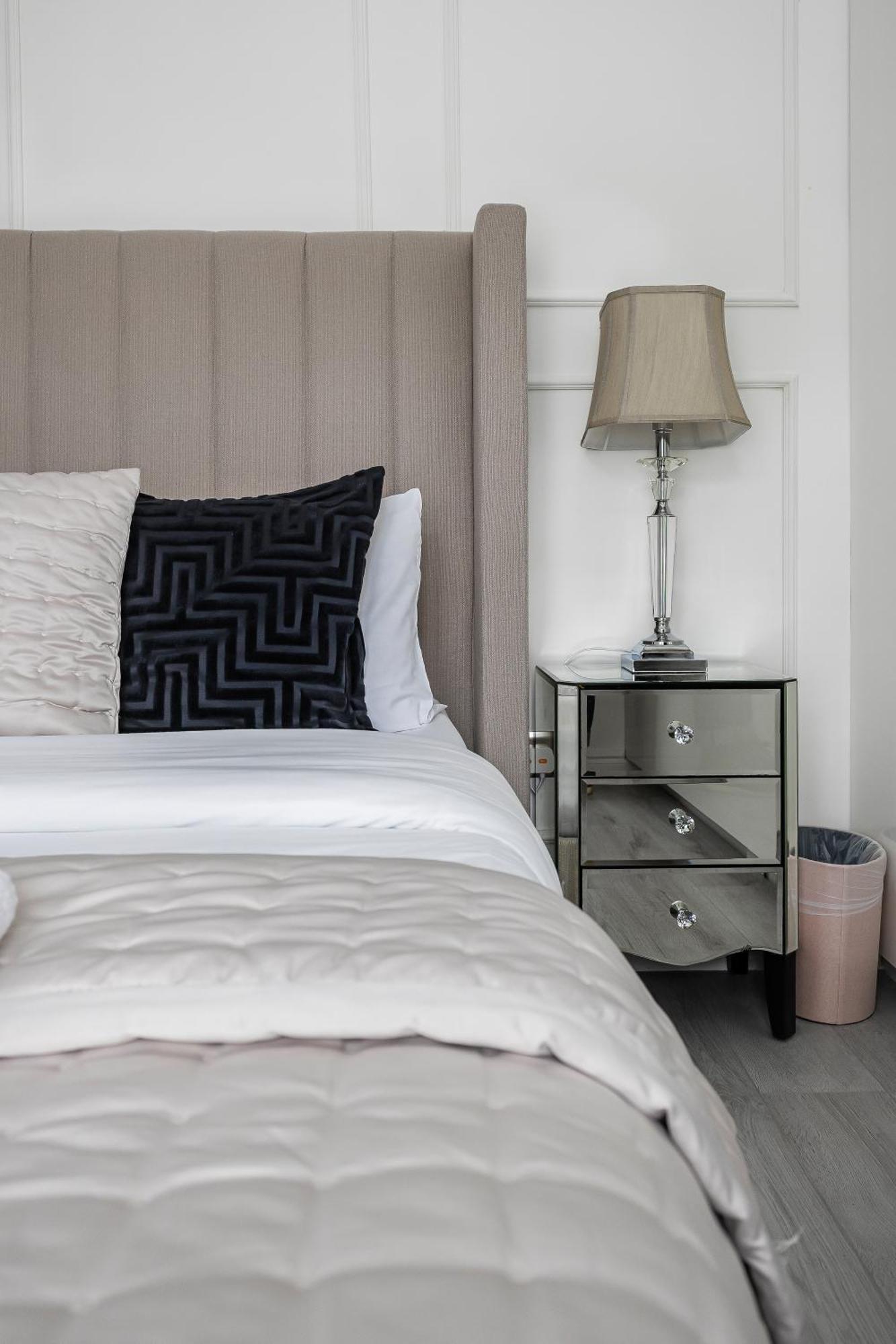 New! Modern 1-br House With Patio & Hottub , Chiswick * London