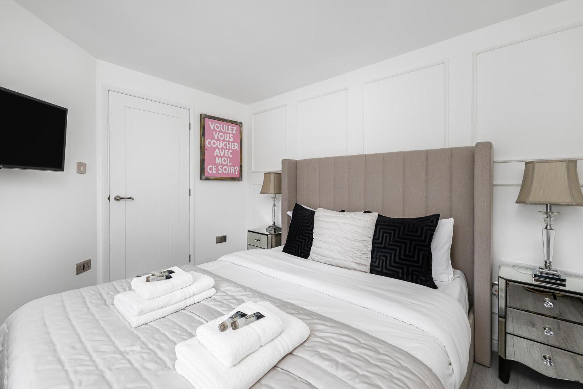 New! Modern 1-br House With Patio & Hottub , Chiswick Apartment *