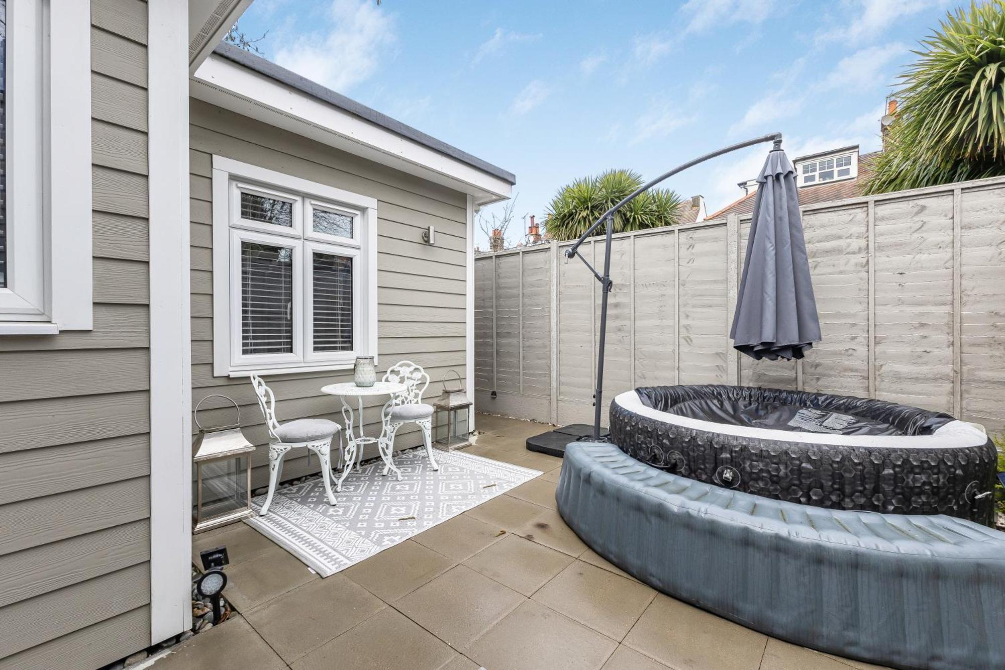 New! Modern 1-br House With Patio & Hottub , Chiswick Apartment London