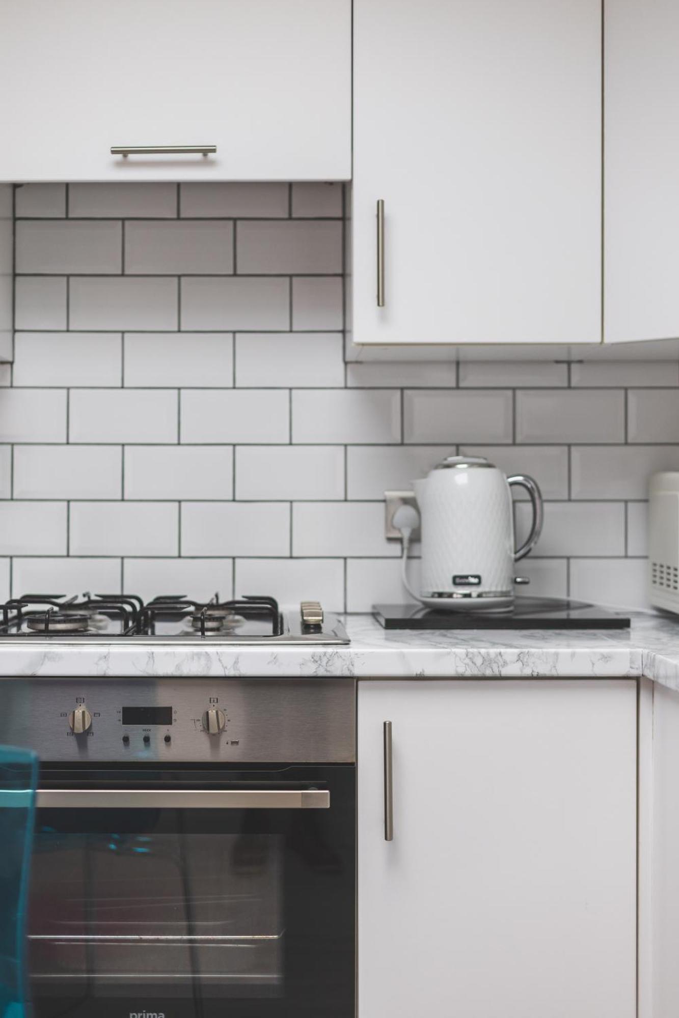 New! Modern 1-br House With Patio & Hottub , Chiswick *