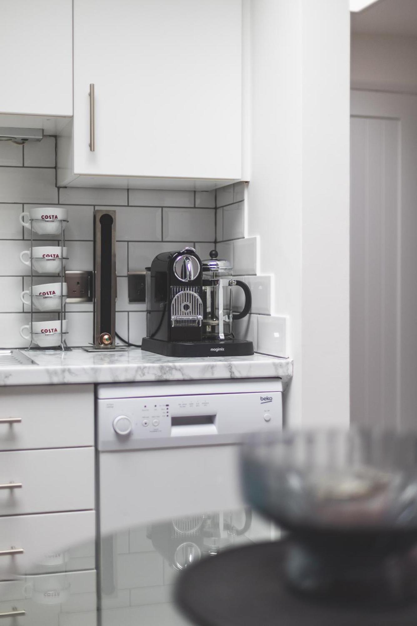 New! Modern 1-br House With Patio & Hottub , Chiswick Apartment London