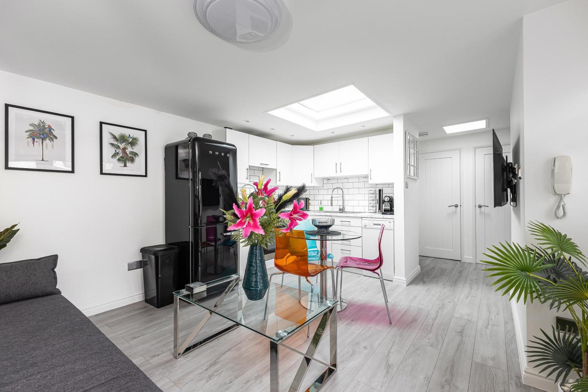 New! Modern 1-br House With Patio & Hottub , Chiswick * London