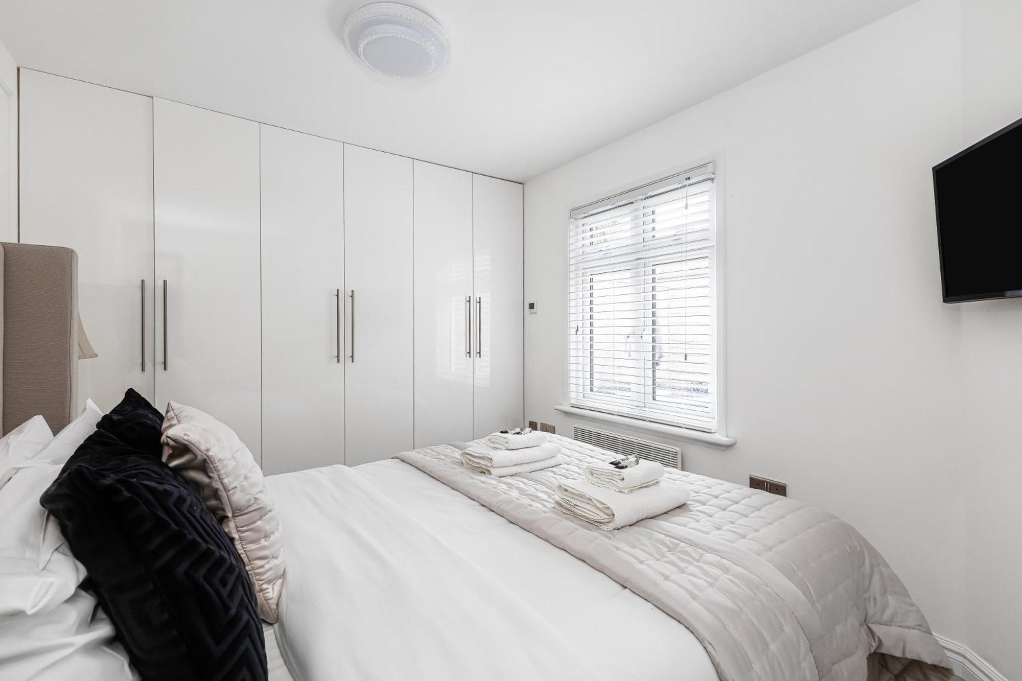 New! Modern 1-br House With Patio & Hottub , Chiswick Apartment London