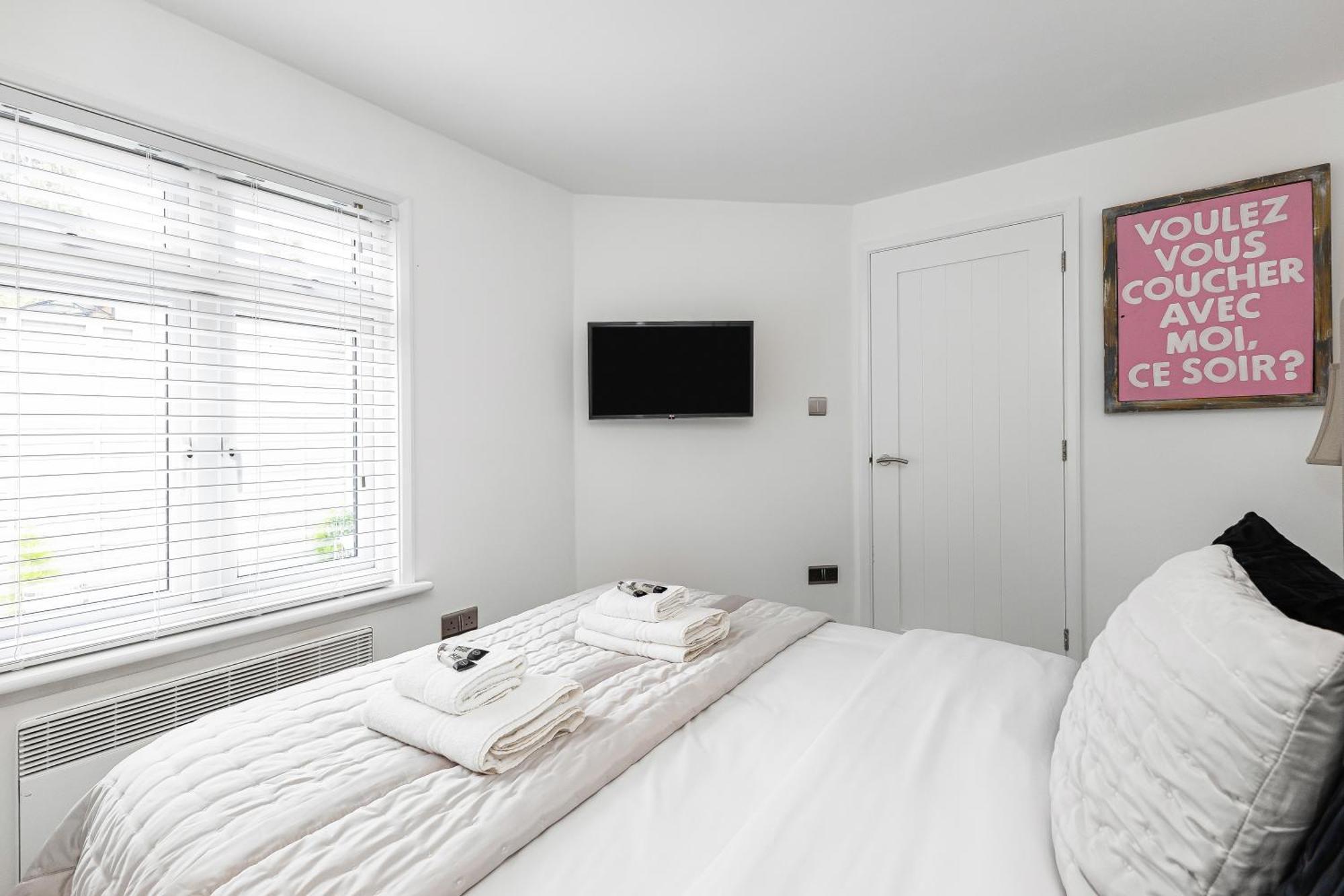 New! Modern 1-br House With Patio & Hottub , Chiswick * London