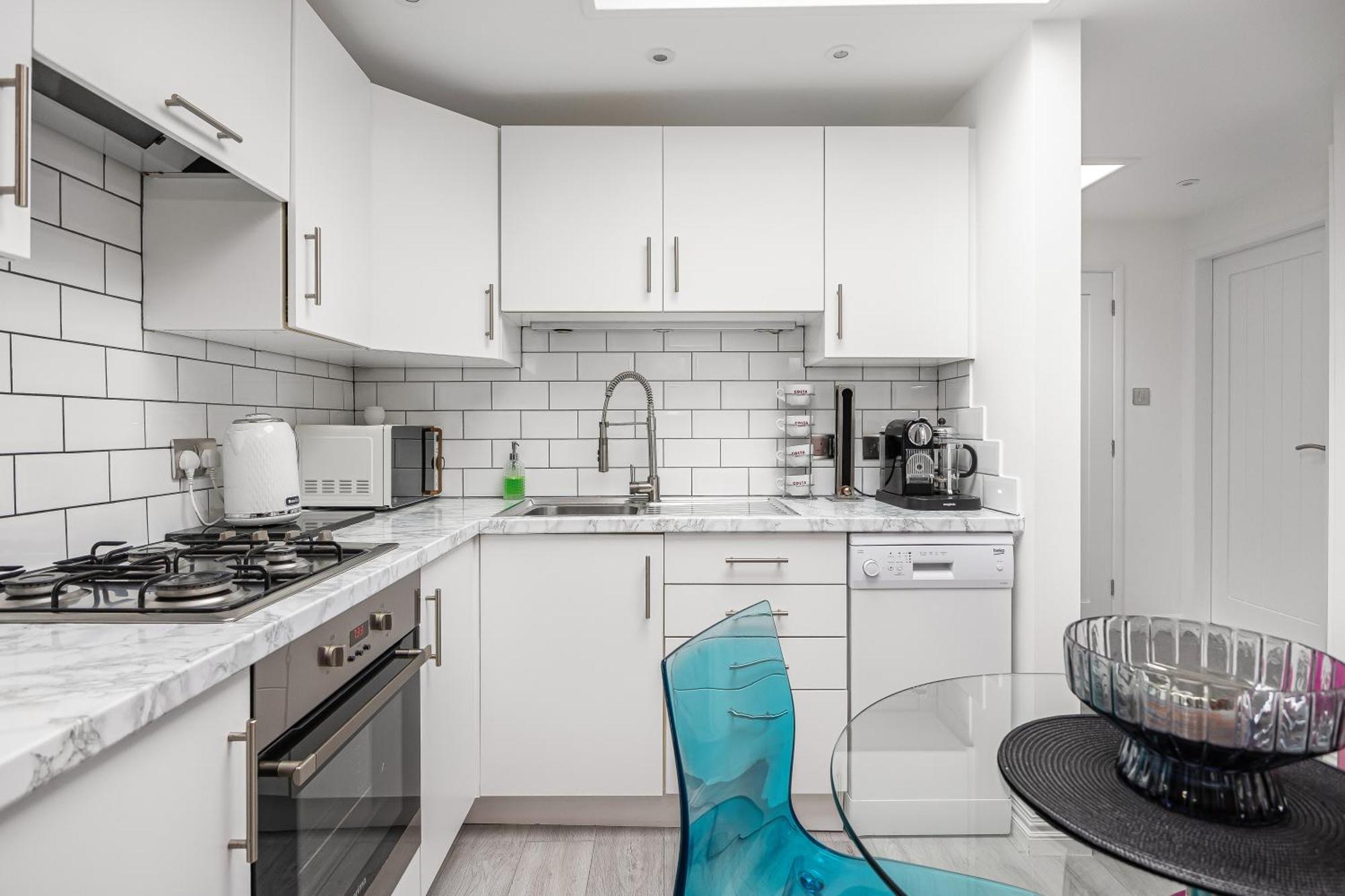 Apartment New! Modern 1-br House With Patio & Hottub , Chiswick *