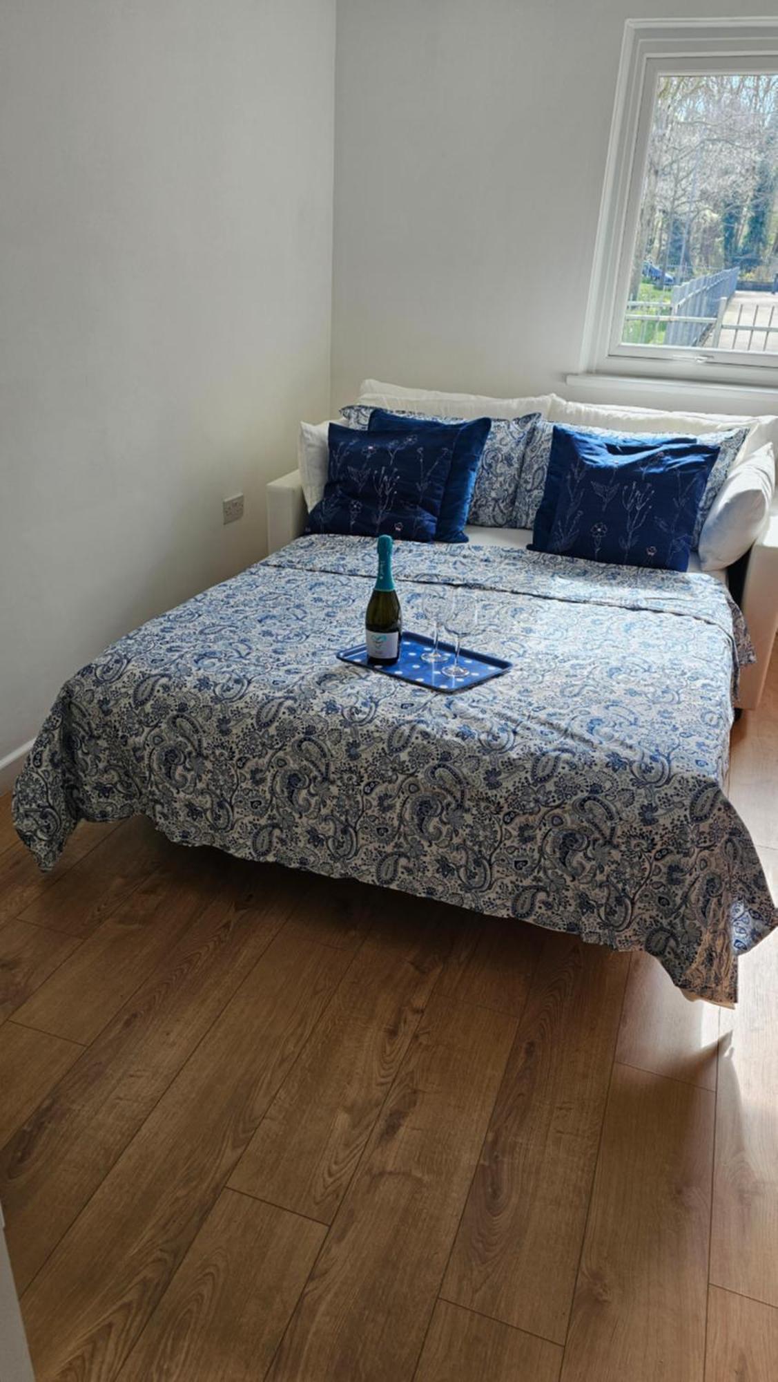 Modern Flat Near London! London