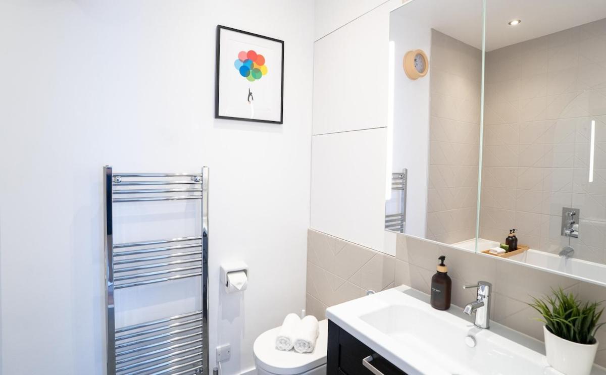 Excel - 2 Bedroom - Sleep 4 Apartment London
