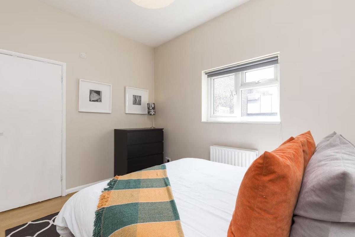 Trendy Spacious 1 Bedroom Flat *