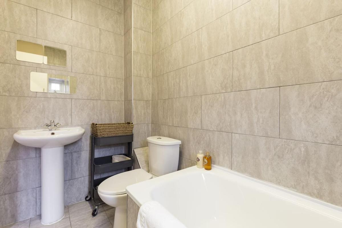 Apartment Trendy Spacious 1 Bedroom Flat