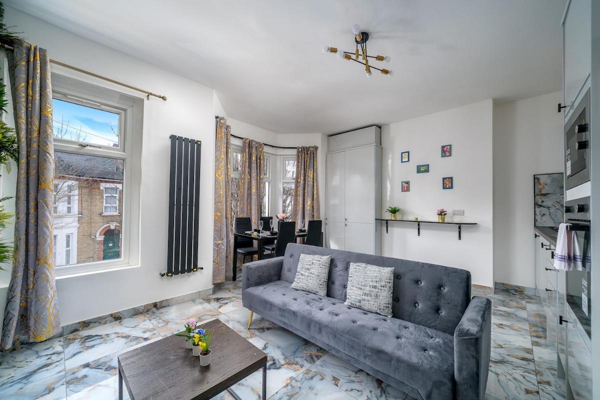 Harlesden, - Stylish Two-bedroom * London