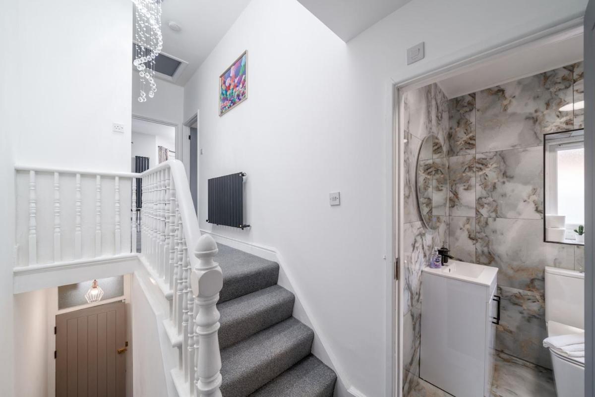 Harlesden, - Stylish Two-bedroom *