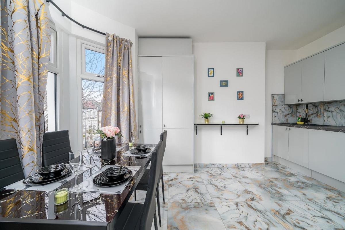 Harlesden, - Stylish Two-bedroom * London