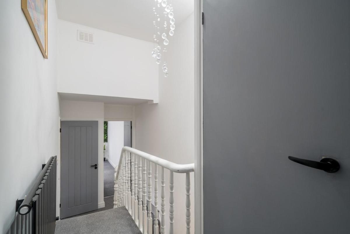 Harlesden, - Stylish Two-bedroom Apartment *