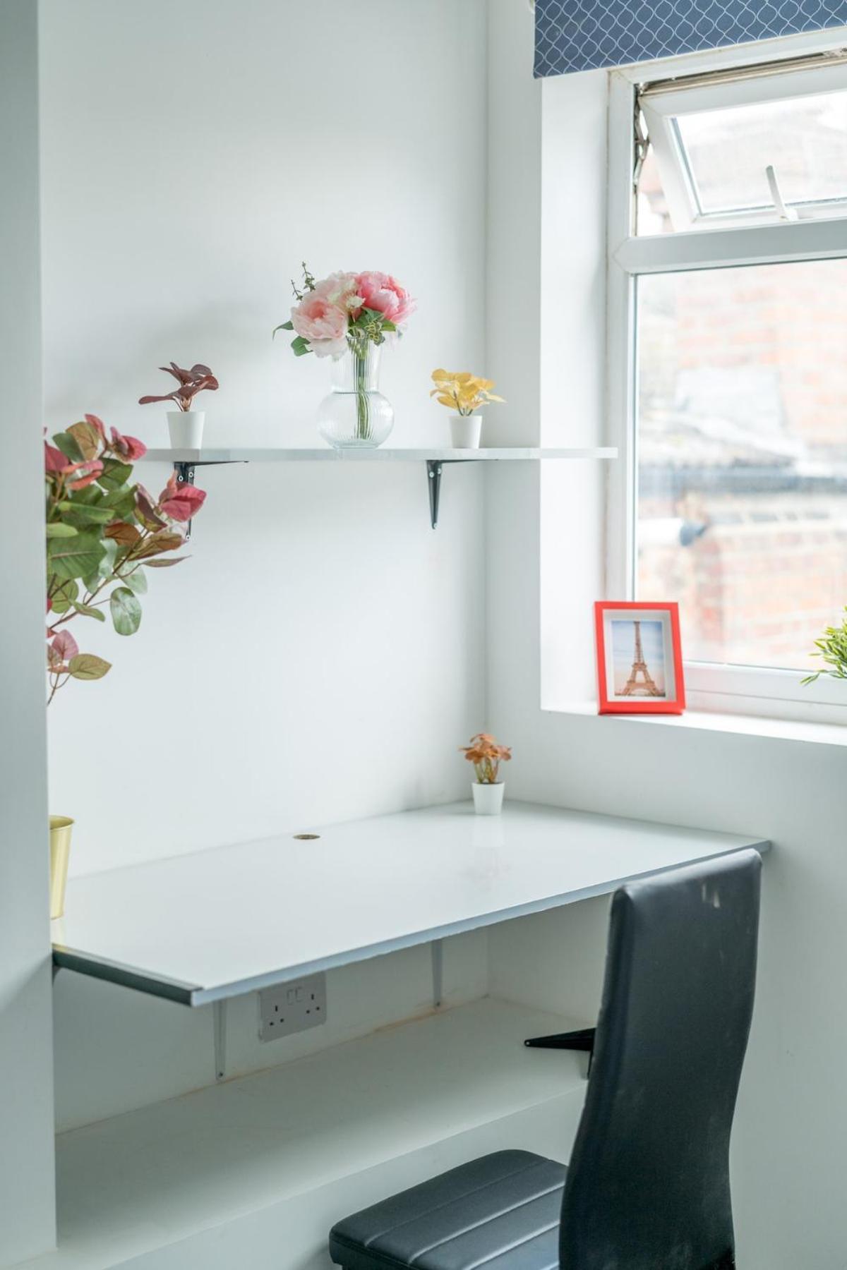 Harlesden, - Stylish Two-bedroom *