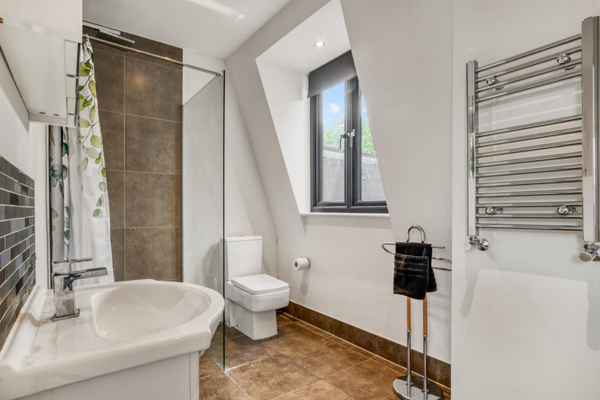 Bright & Glamorous 1br 1ba Private Balcony Apartment *