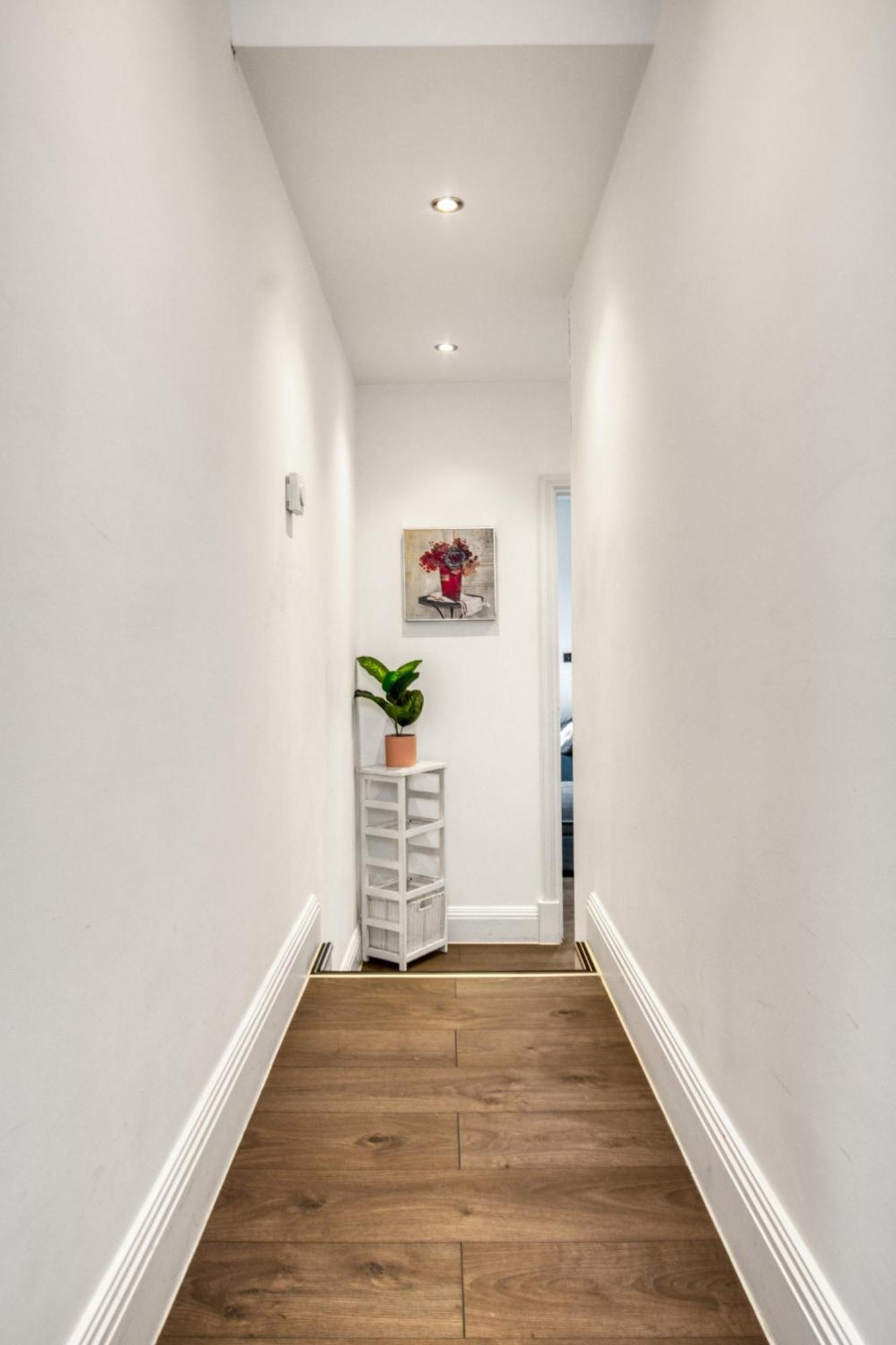 Bright & Glamorous 1br 1ba Private Balcony London