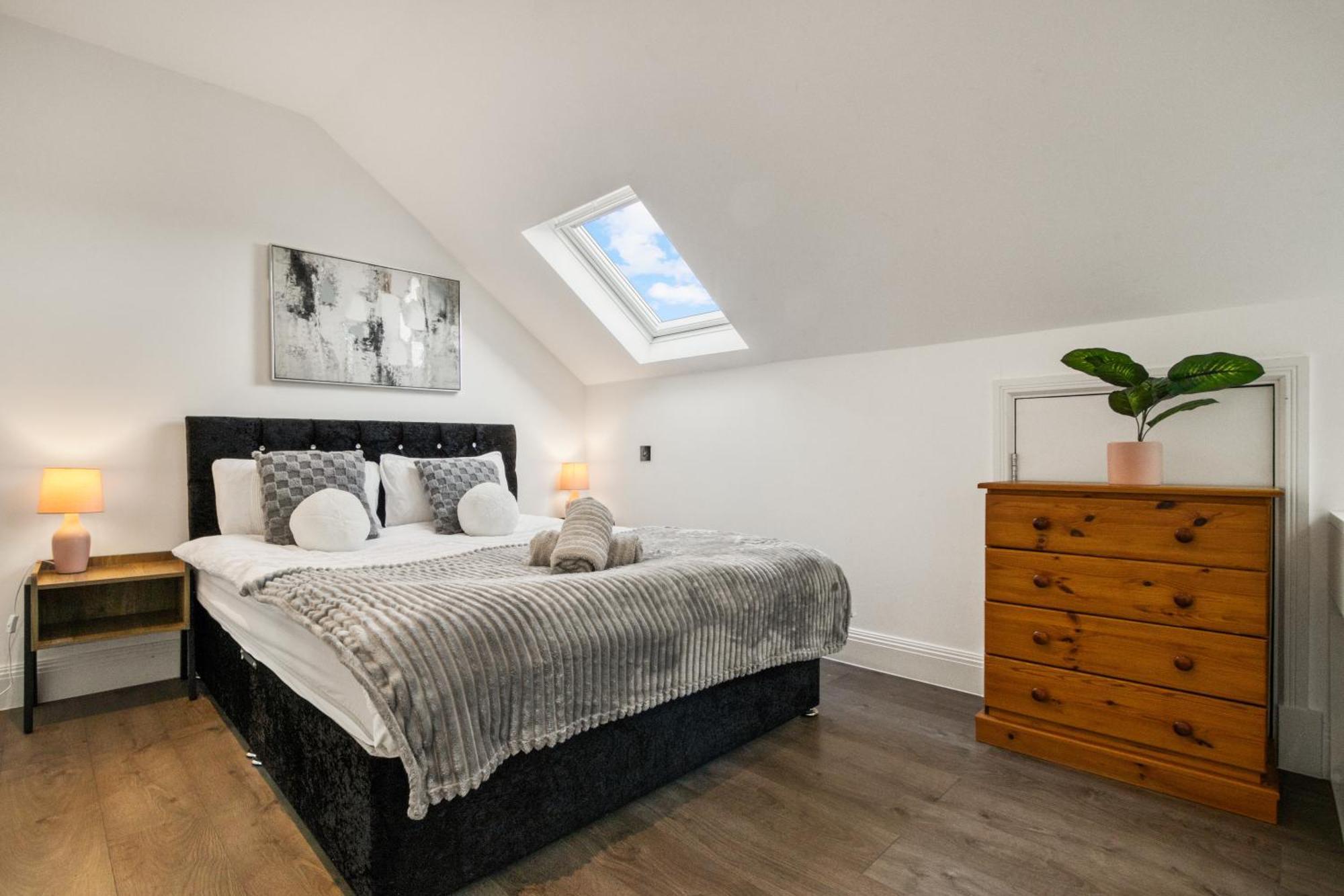 Bright & Glamorous 1br 1ba Private Balcony