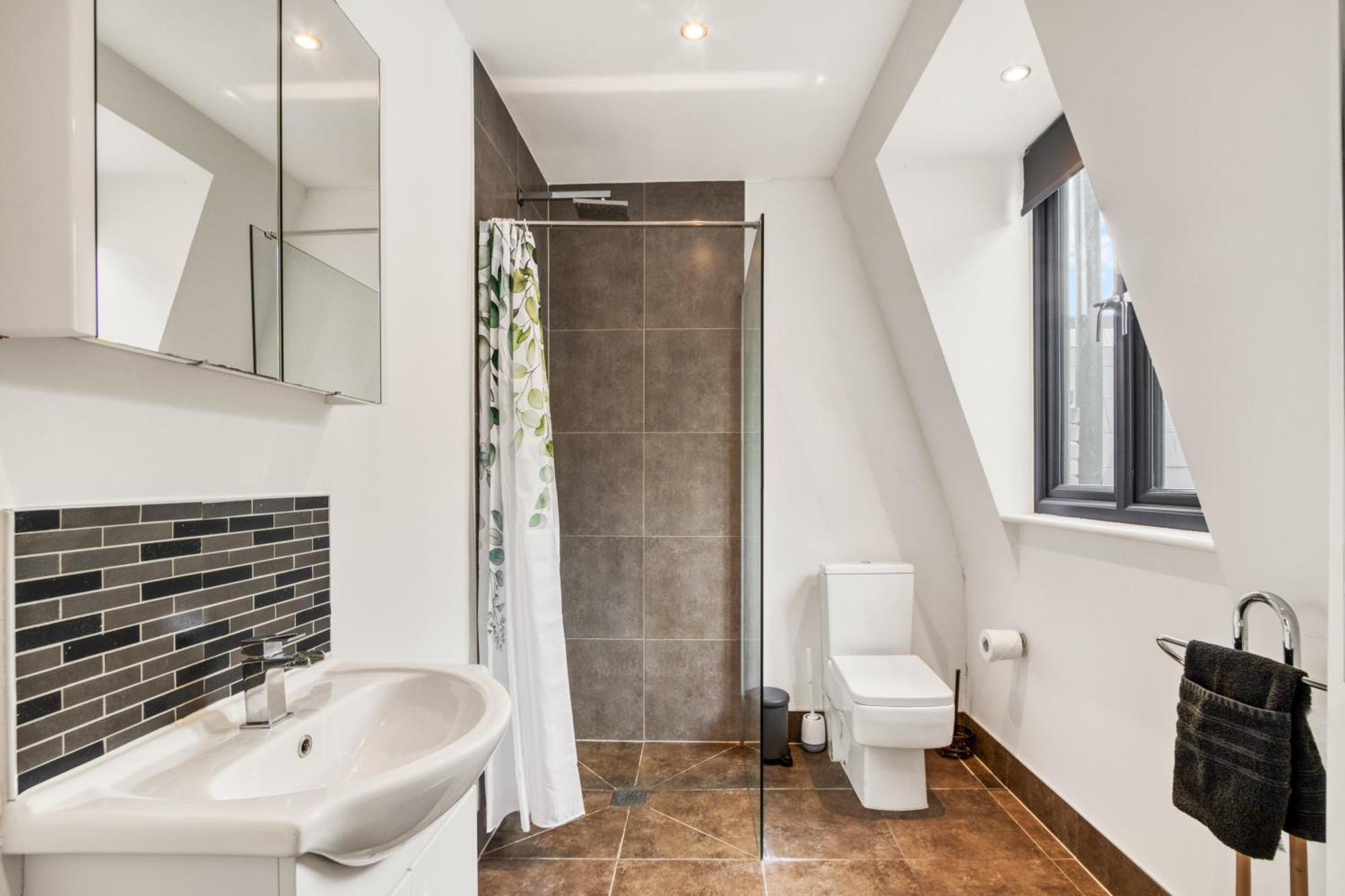 Bright & Glamorous 1br 1ba Private Balcony *