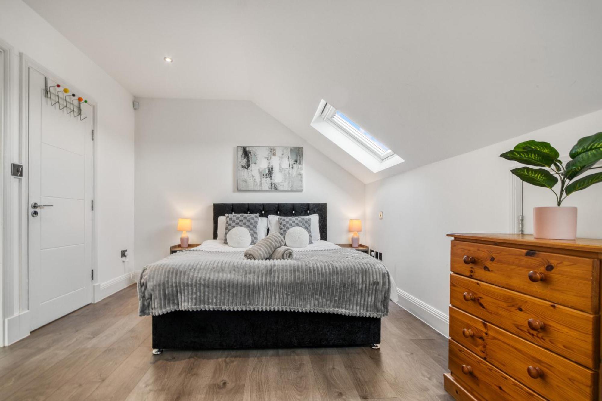 Bright & Glamorous 1br 1ba Private Balcony * London