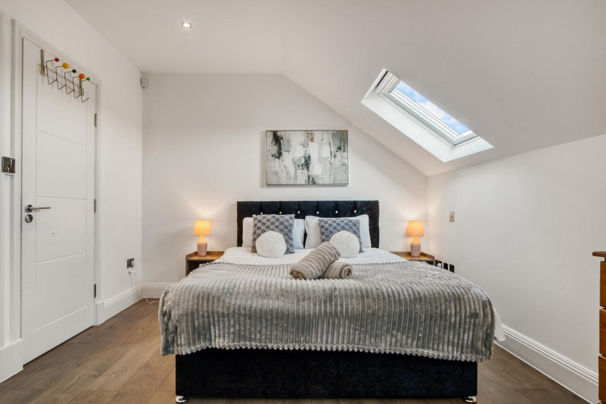 Bright & Glamorous 1br 1ba Private Balcony Apartment *