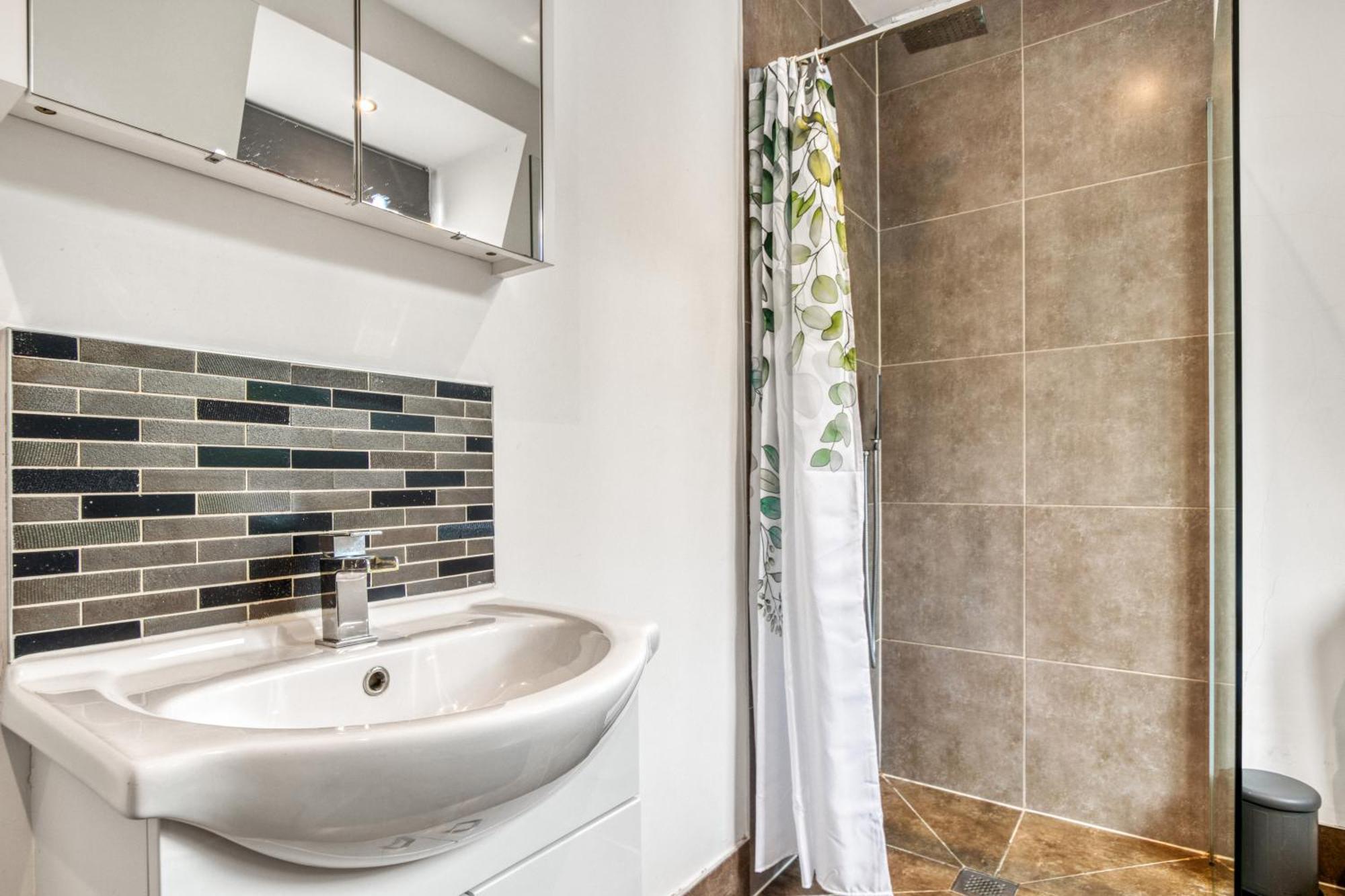 Bright & Glamorous 1br 1ba Private Balcony London