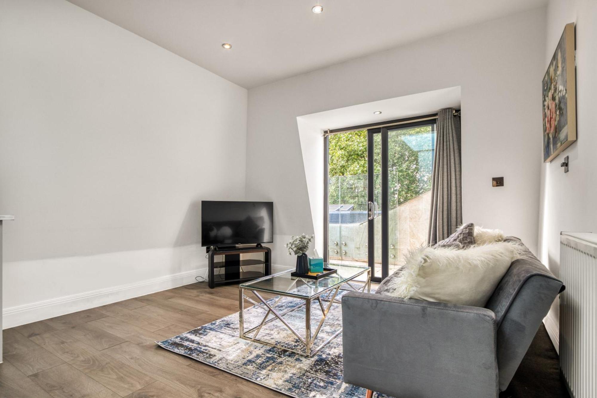 Bright & Glamorous 1br 1ba Private Balcony Apartment