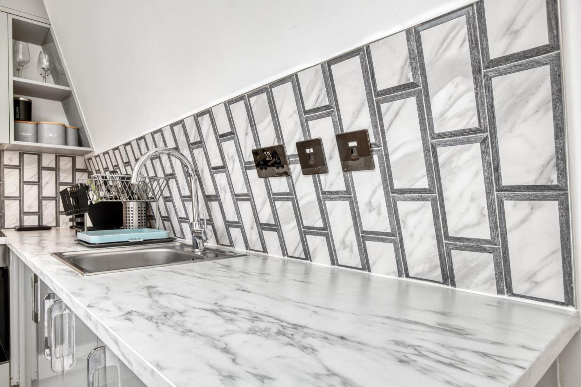 Bright & Glamorous 1br 1ba Private Balcony Apartment *