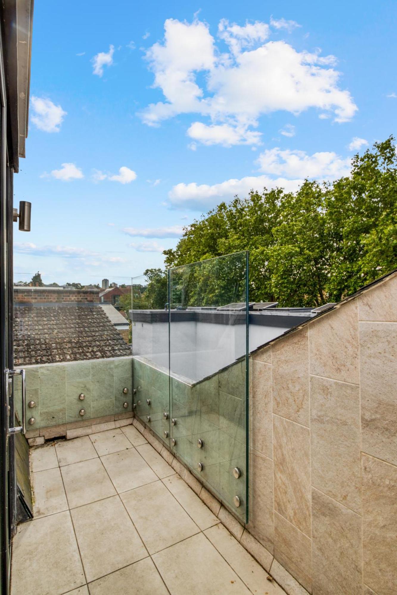 Bright & Glamorous 1br 1ba Private Balcony London