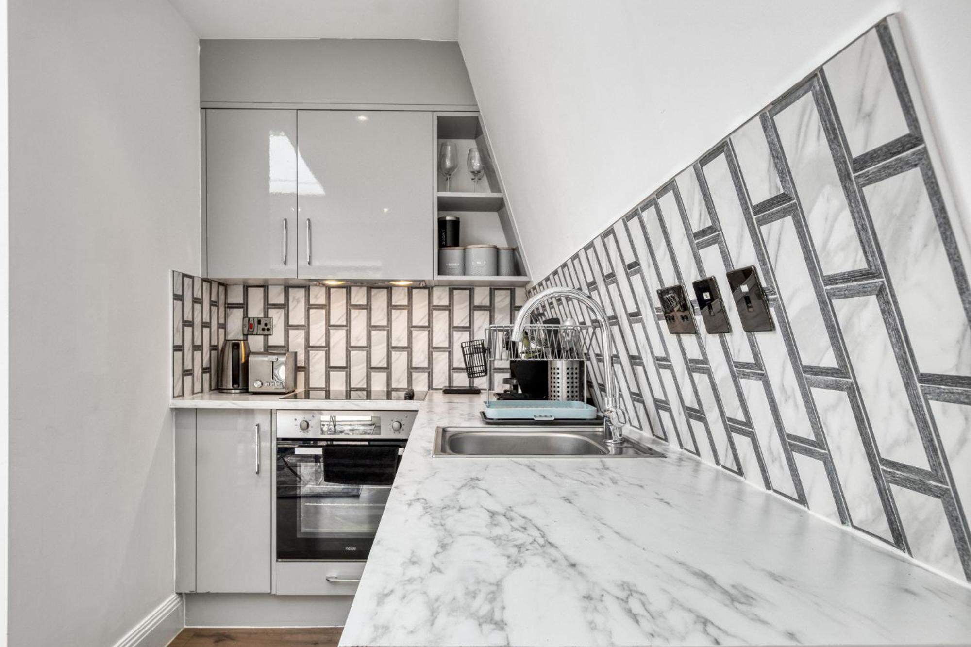 Bright & Glamorous 1br 1ba Private Balcony