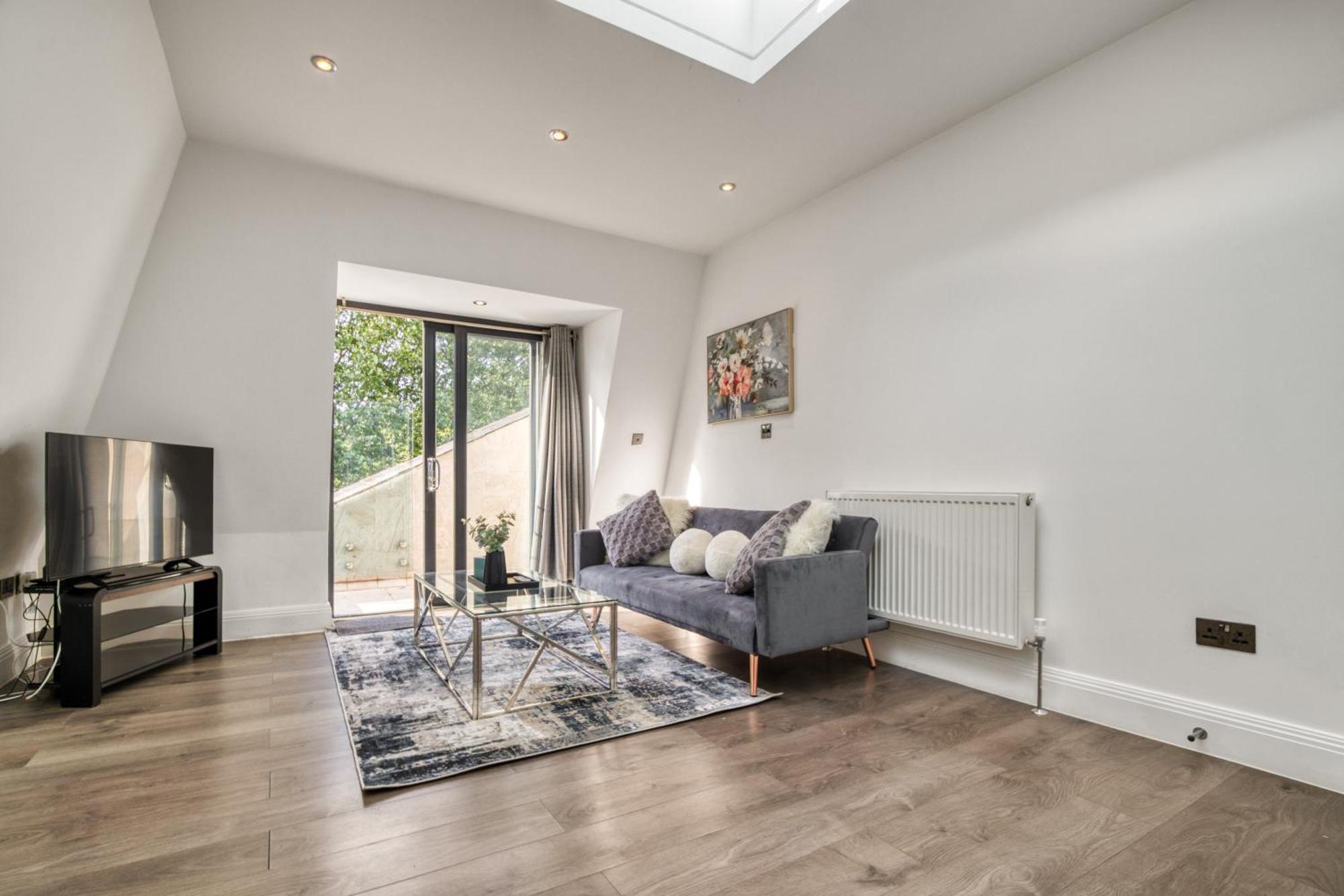 Bright & Glamorous 1br 1ba Private Balcony Apartment