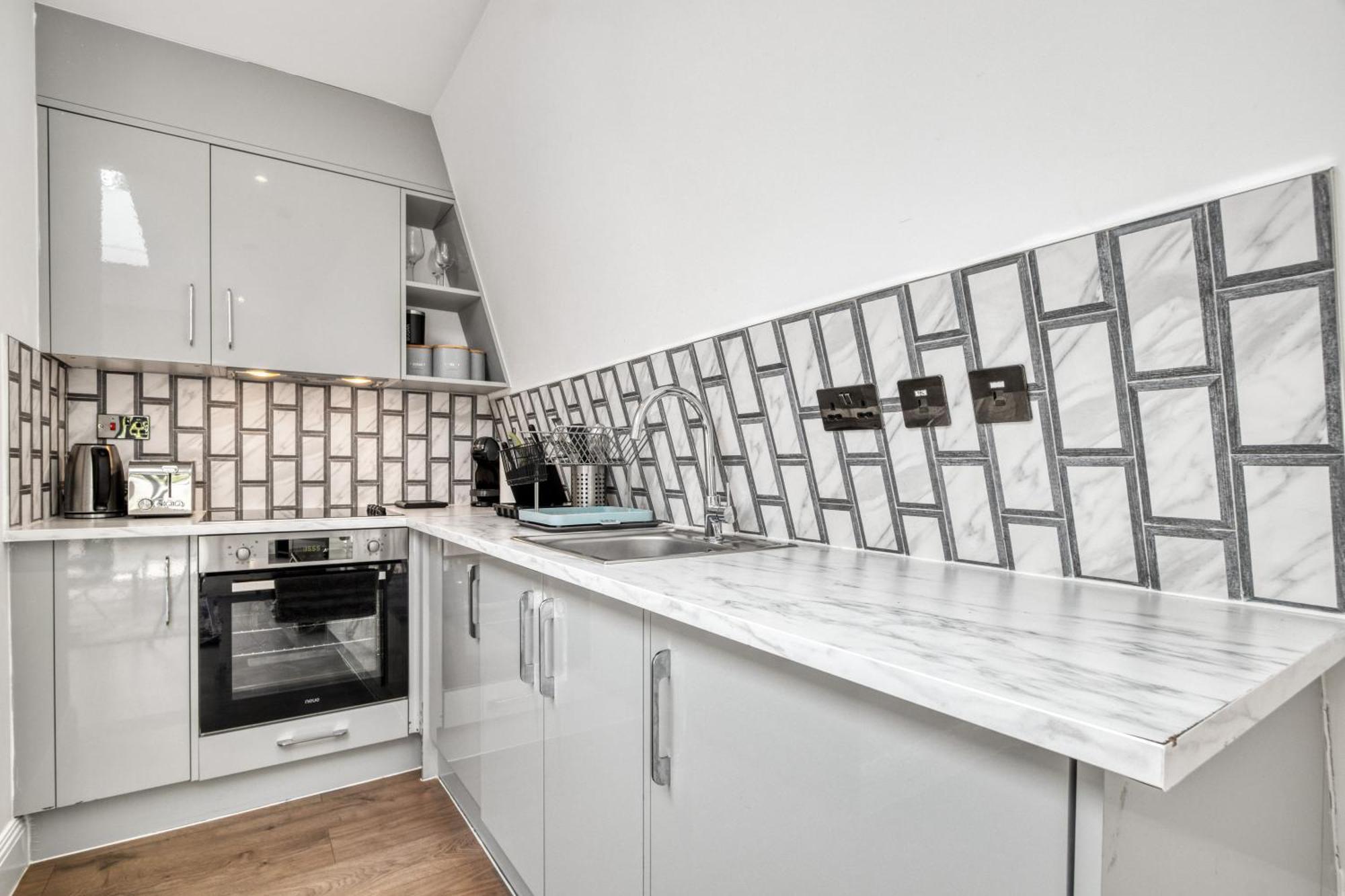Bright & Glamorous 1br 1ba Private Balcony * London