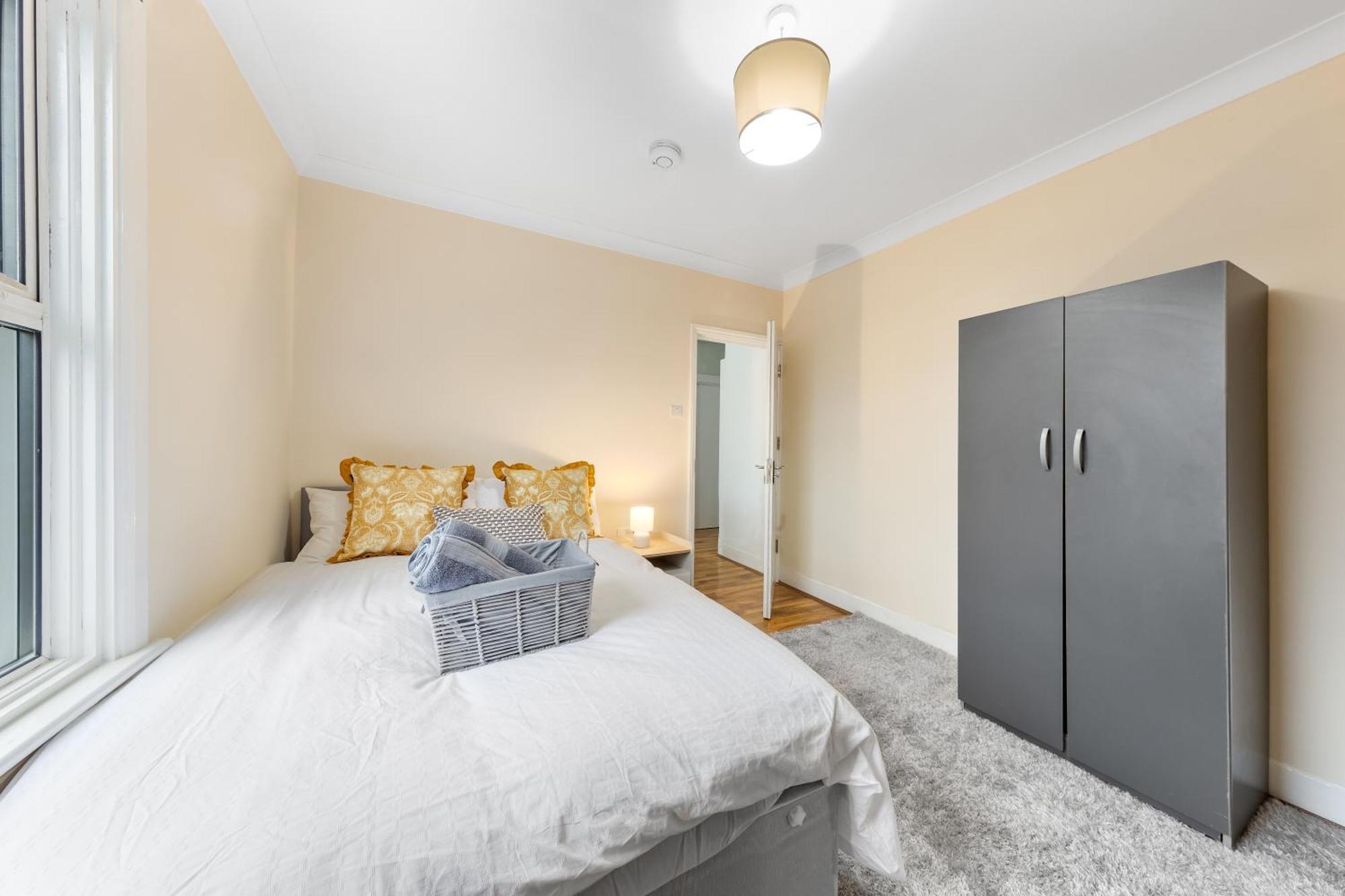 Homestay Charming 3br Near Tube - Walk To Cafes, Lloyd Park - Copeland 3br Combo London