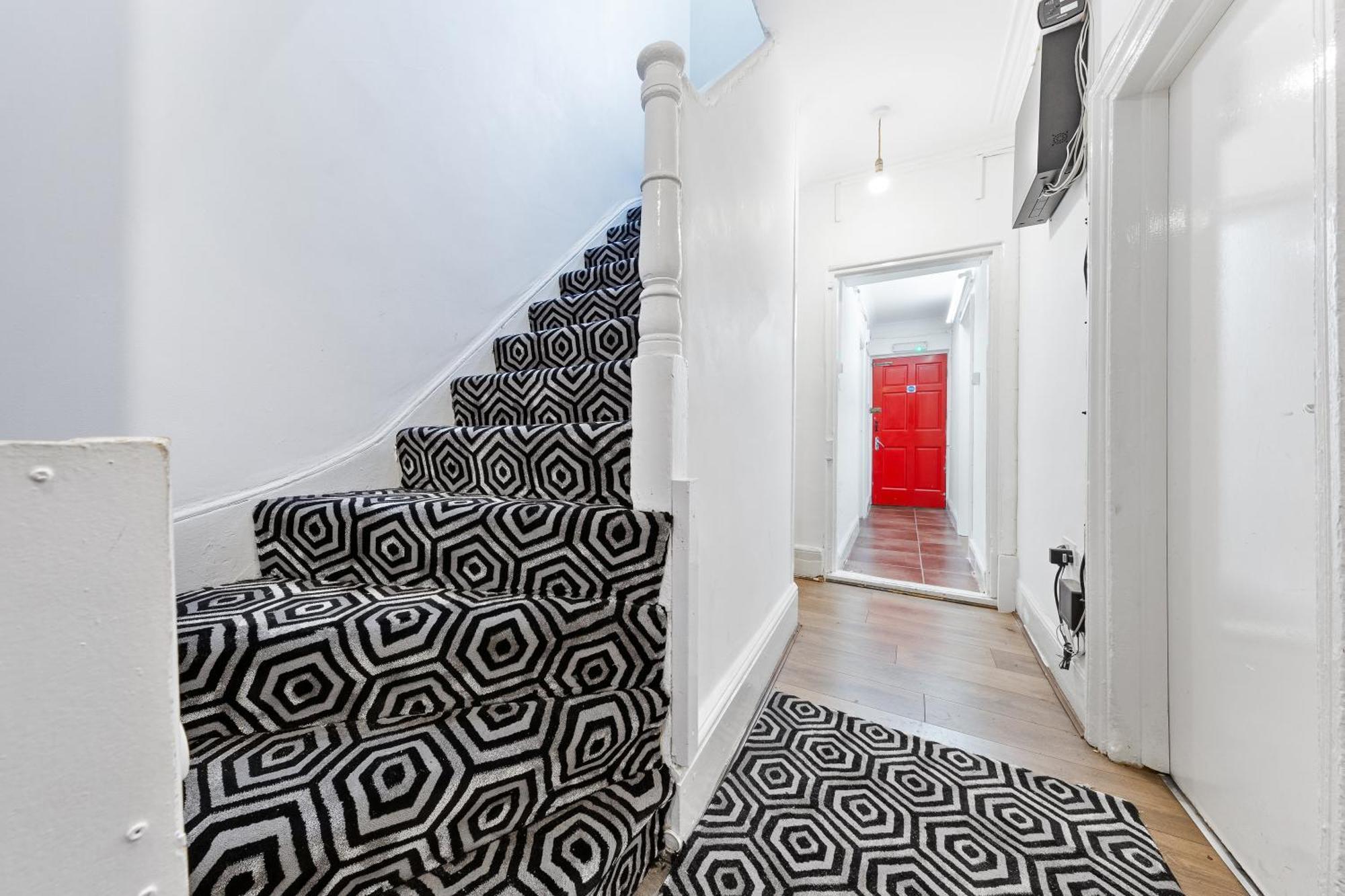 Charming 3br Near Tube - Walk To Cafes, Lloyd Park - Copeland 3br Combo Homestay