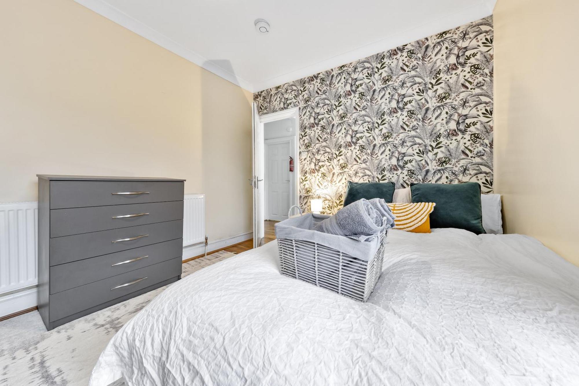 Charming 3br Near Tube - Walk To Cafes, Lloyd Park - Copeland 3br Combo Homestay London