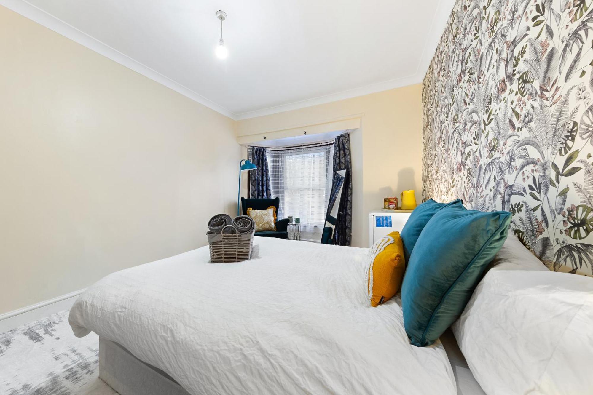 Charming 3br Near Tube - Walk To Cafes, Lloyd Park - Copeland 3br Combo Homestay *