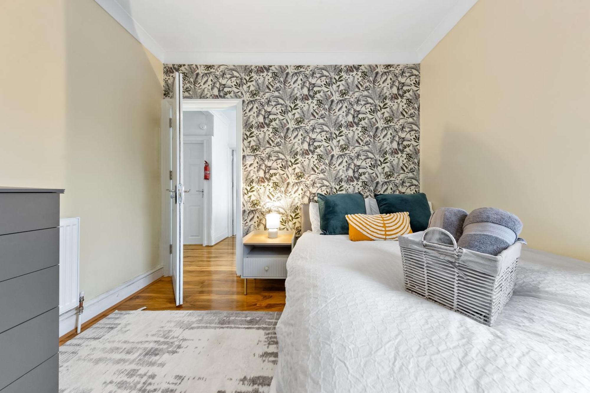 Charming 3br Near Tube - Walk To Cafes, Lloyd Park - Copeland 3br Combo Homestay *