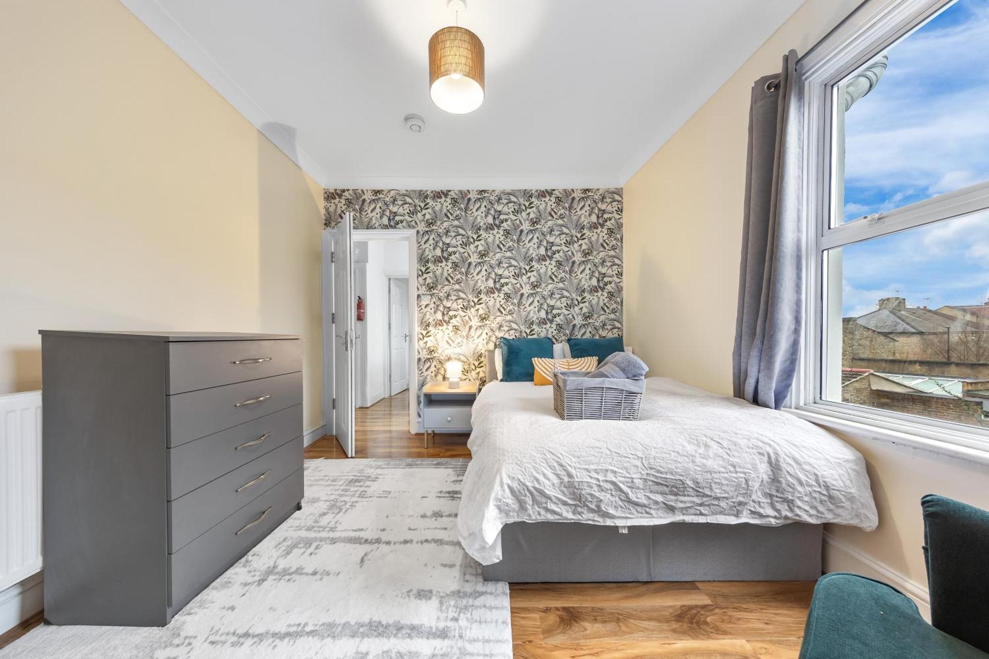 Charming 3br Near Tube - Walk To Cafes, Lloyd Park - Copeland 3br Combo Homestay