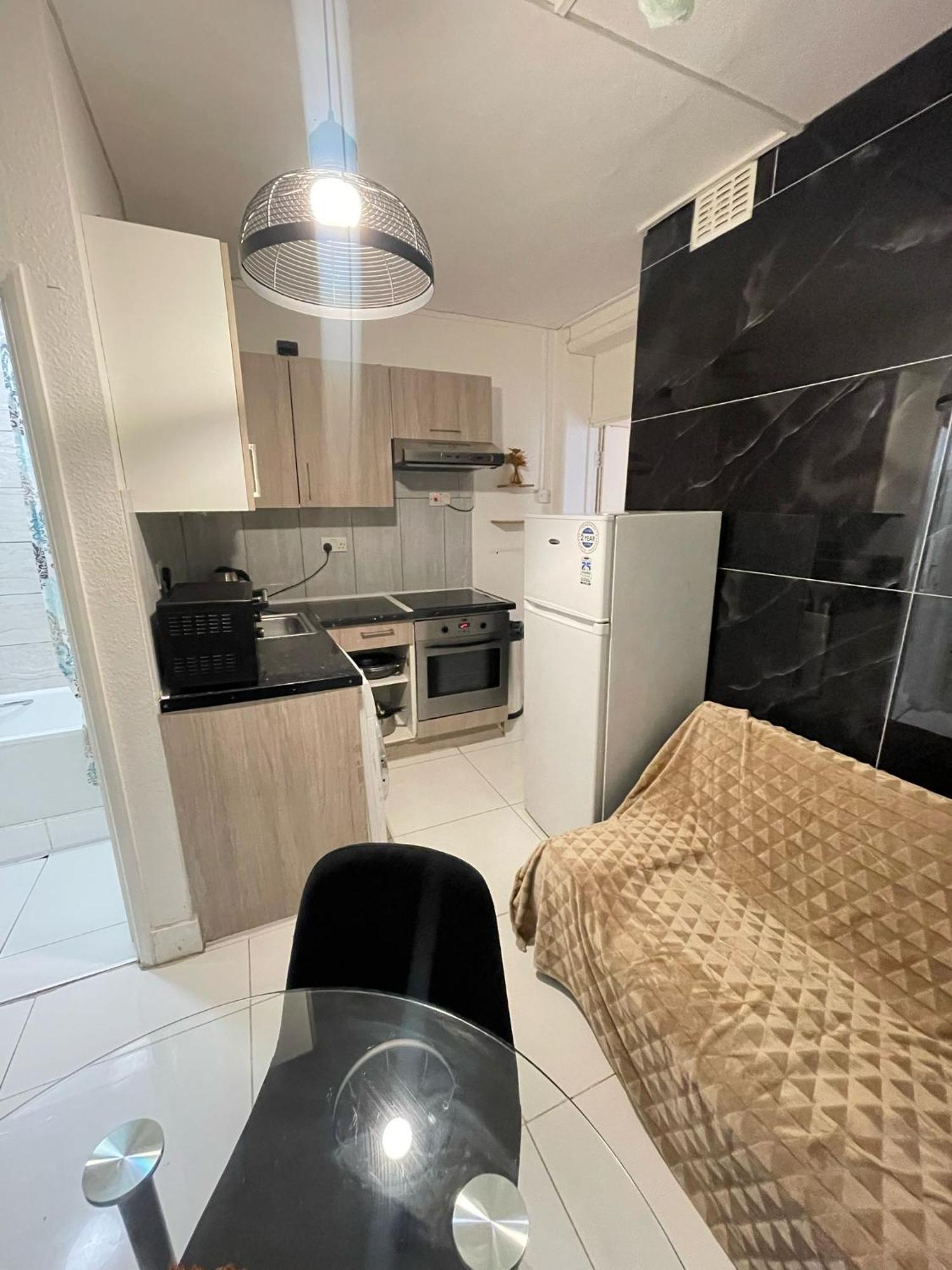 2 Bedroom Flat Ground Floor Miles