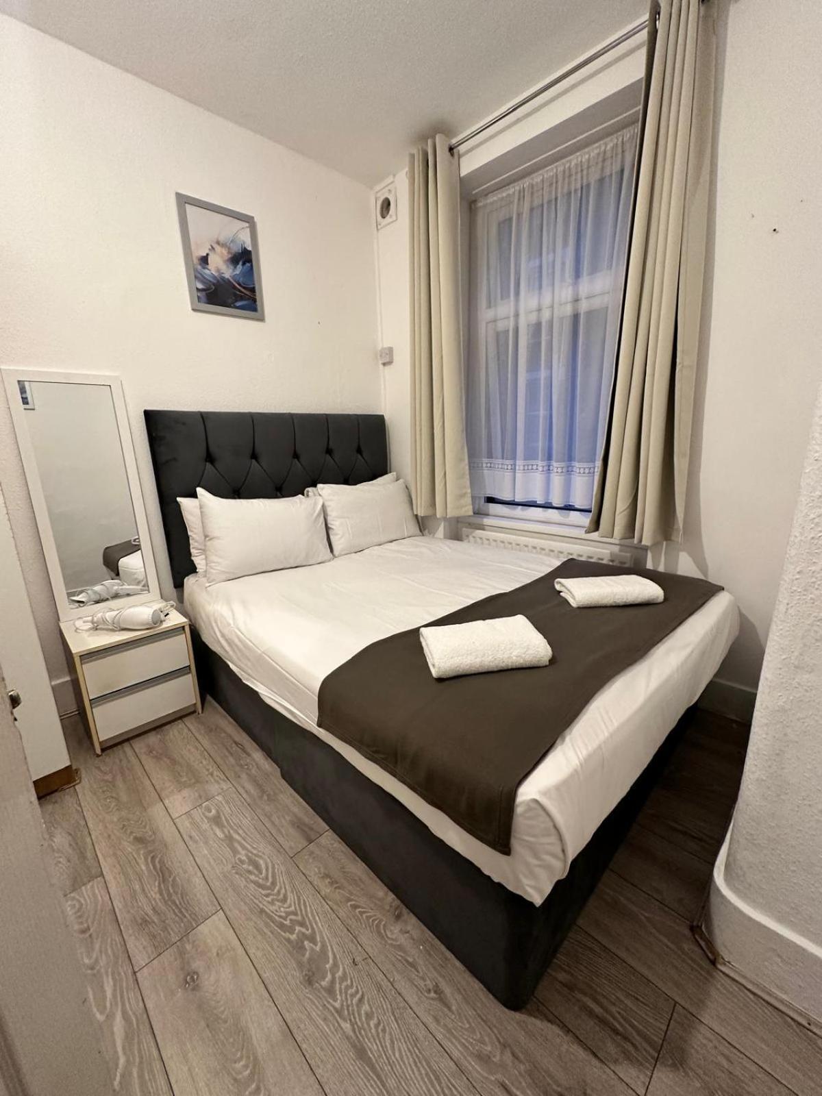 2 Bedroom Flat Ground Floor Miles Apartment London