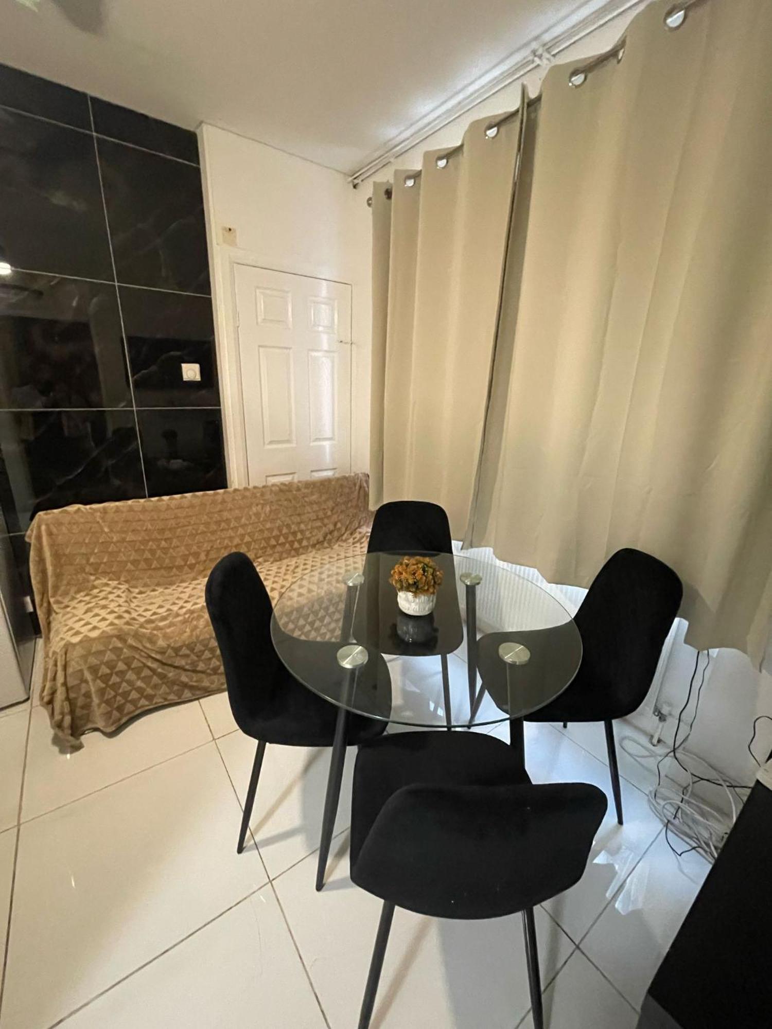 Apartment 2 Bedroom Flat Ground Floor Miles London