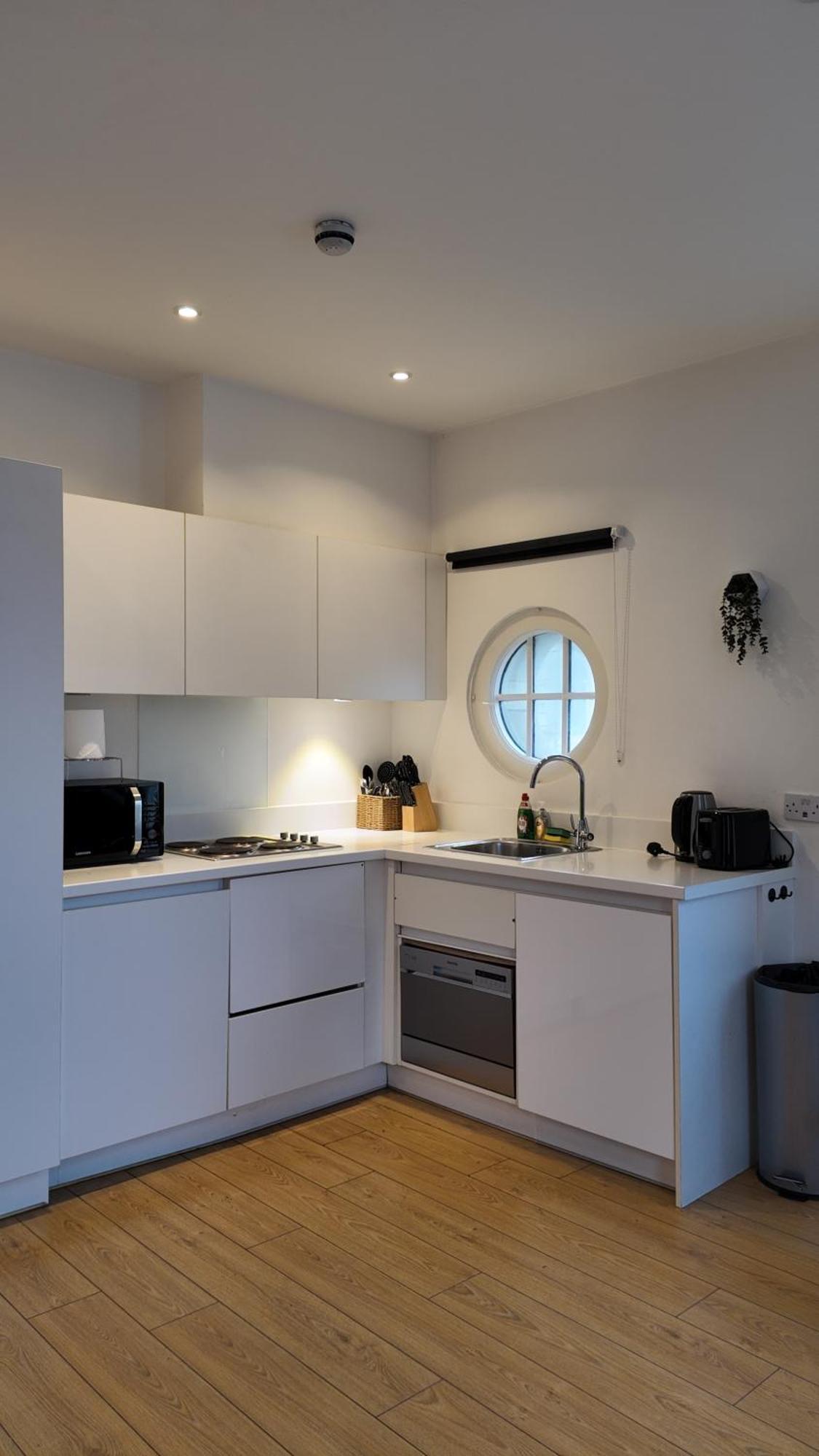 Stunning Piccadilly 1 Bedroom Flat In Vr9 Londen