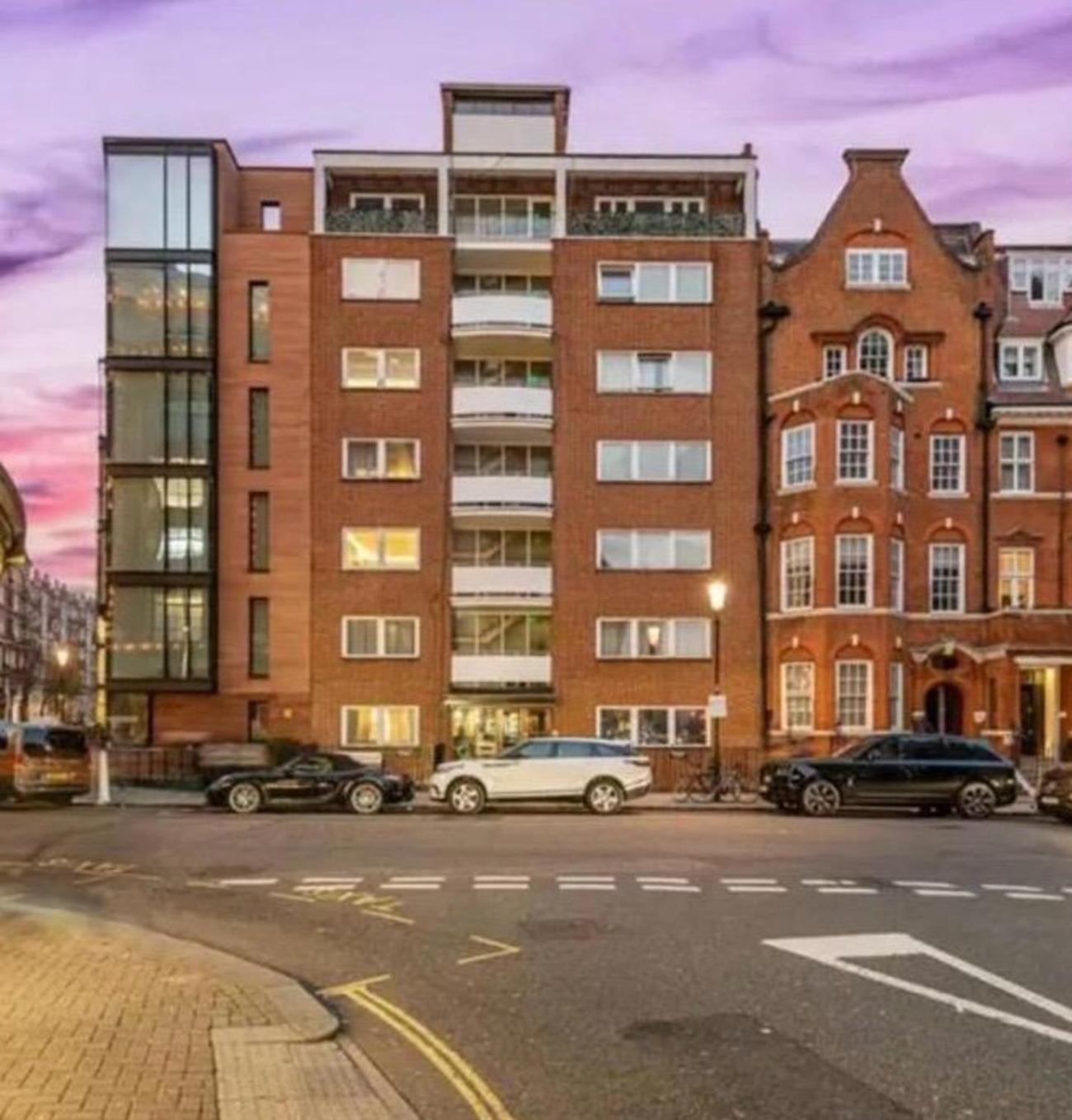 Charming 2 Bed Flat In Knightsbridge London Balcony View Of Harrods London