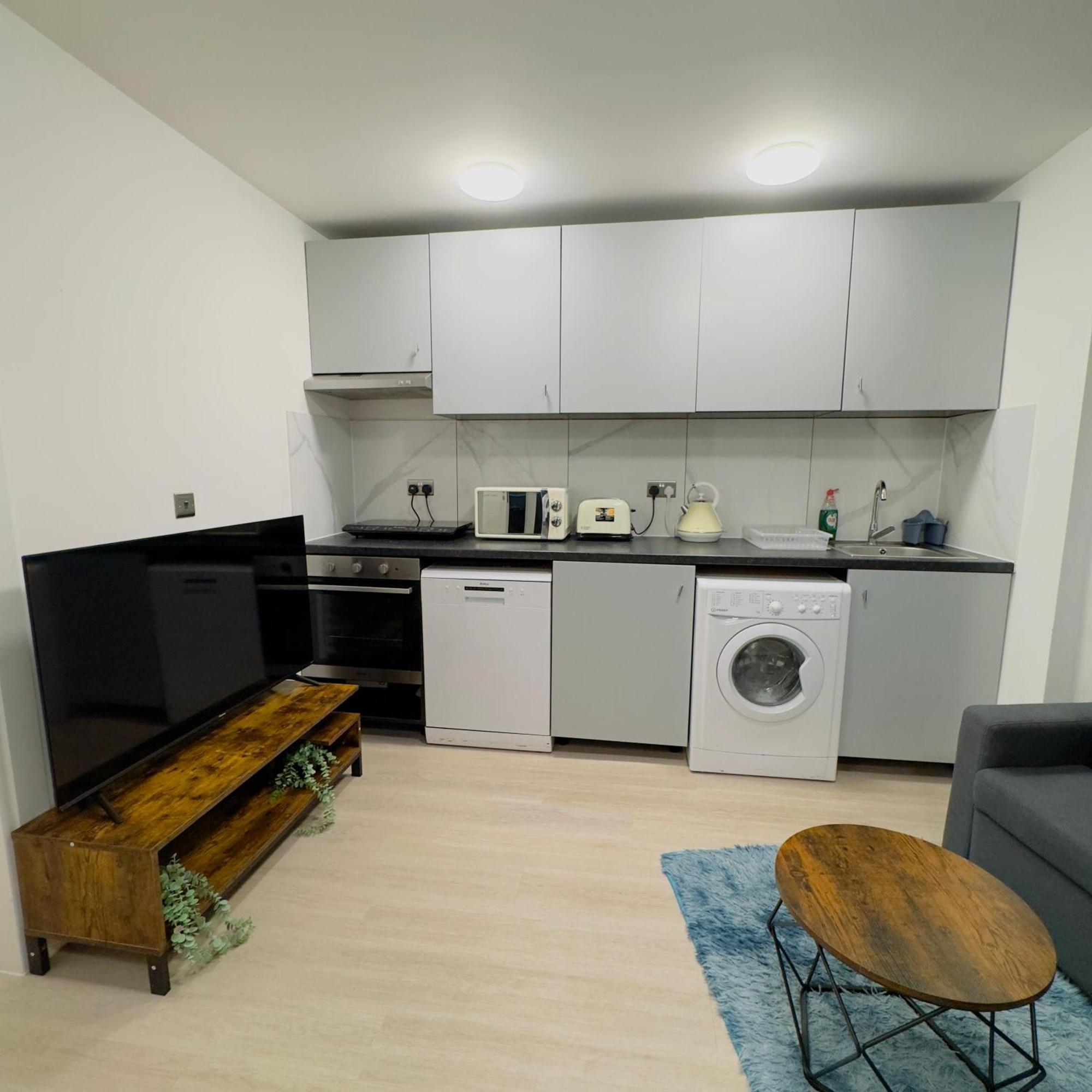 1 Bedroom Sleeps 4 In Golder Nw11 London