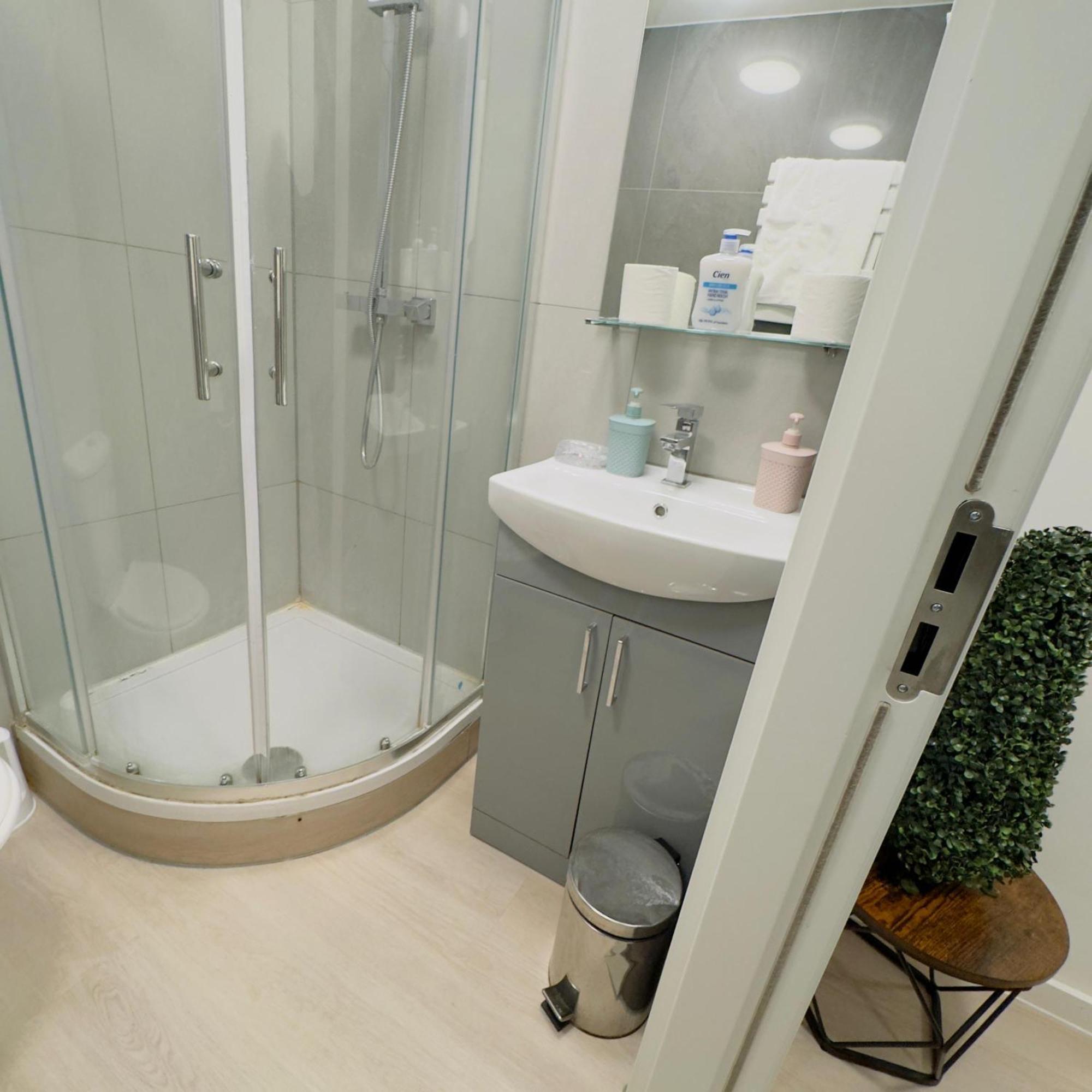 1 Bedroom Sleeps 4 In Golder Nw11 * London